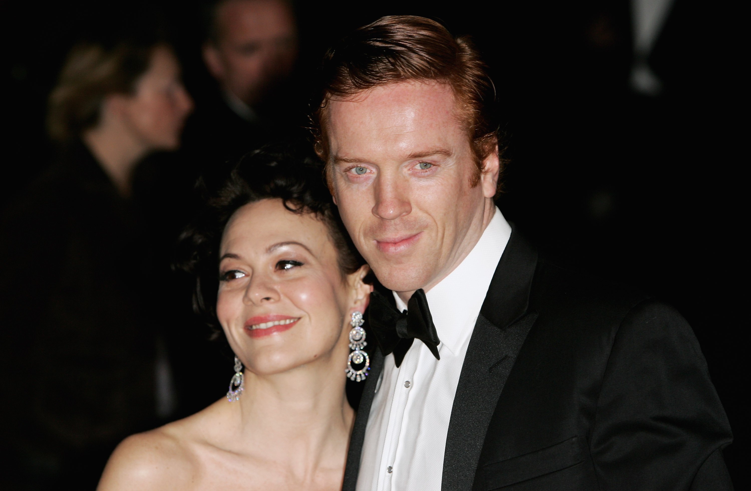 Helen McCrory et Damian Lewis arrivent à la cérémonie des Laurence Olivier Awards au London Hilton le 26 février 2006 à Londres, Angleterre. | Source : Getty Images