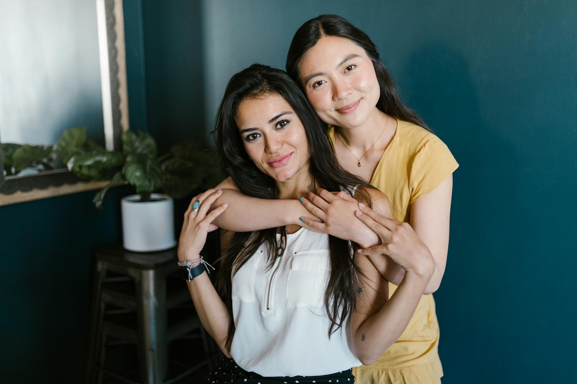Amis s'embrassant | Source : Pexels
