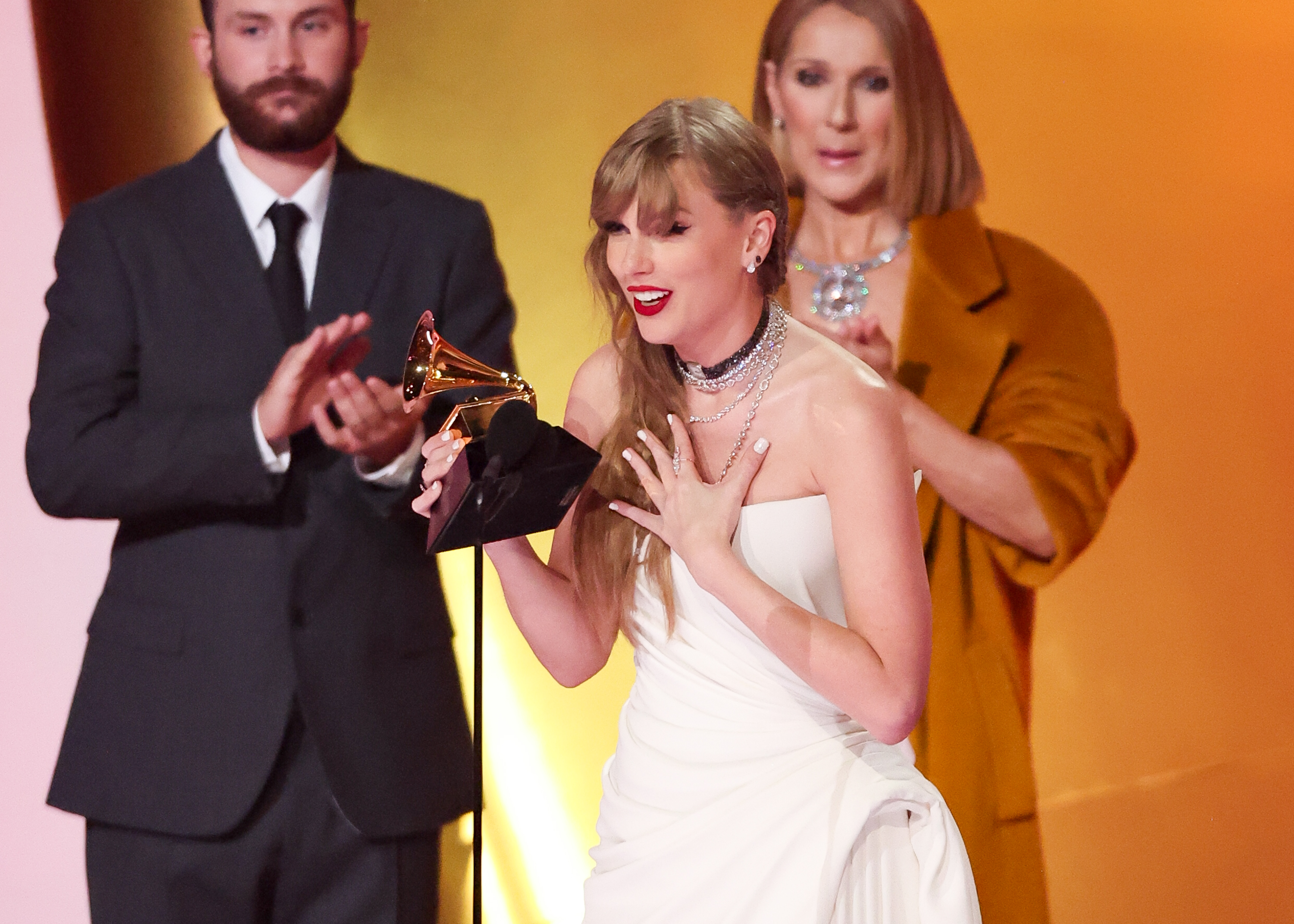 Taylor Swift accepte le prix de l'album de l'année pour "Midnights" sur scène avec Céline Dion et René-Charles Angélil lors de la 66e cérémonie annuelle des Grammy Awards à Los Angeles, en Californie, le 4 février 2024. | Source : Getty Images