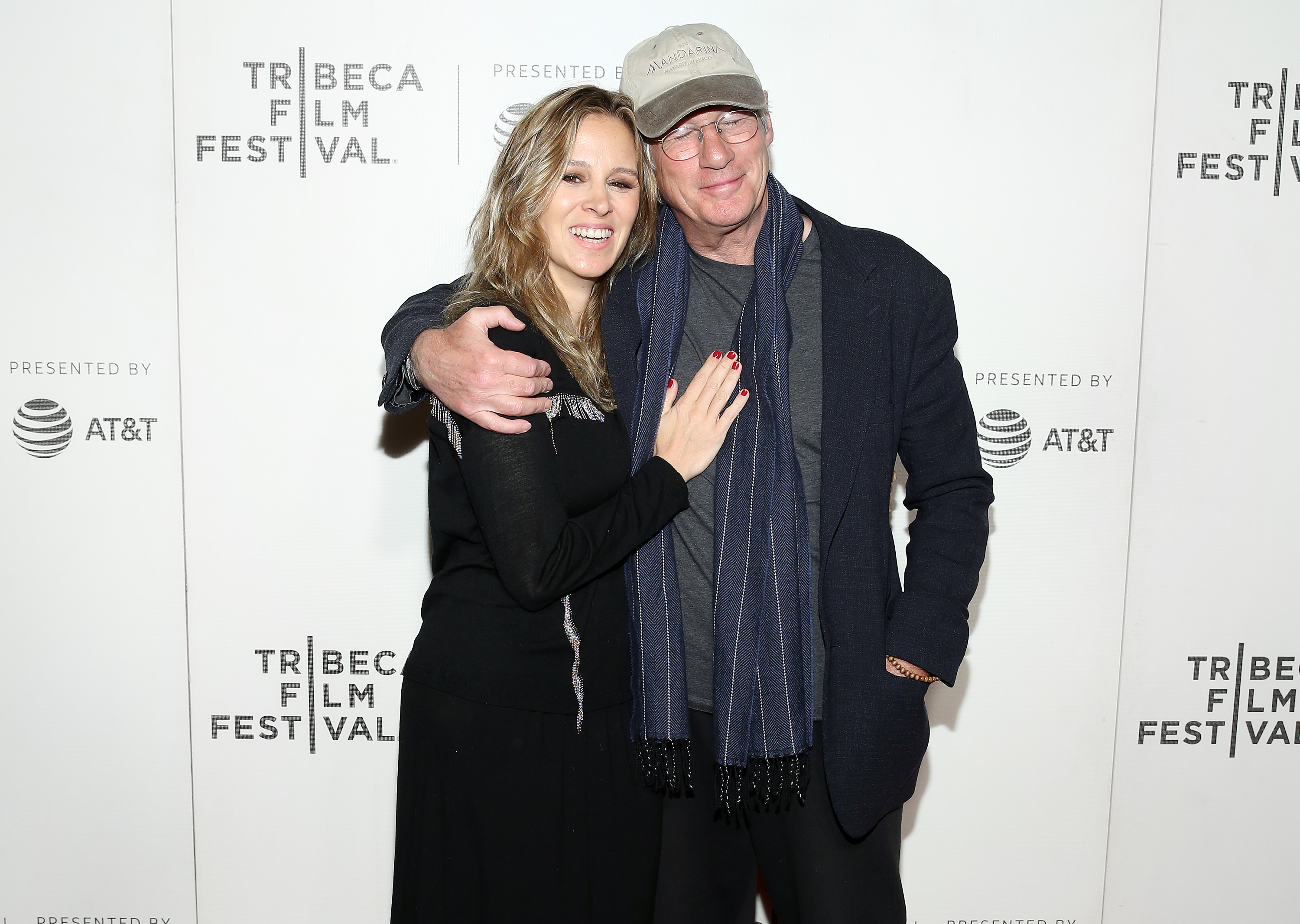 Alejandra Silva et Richard Gere à la première mondiale de "It Takes a Lunatic" lors du festival du film de Tribeca 2019 à New York, le 3 mai 2019 | Source : Getty Images