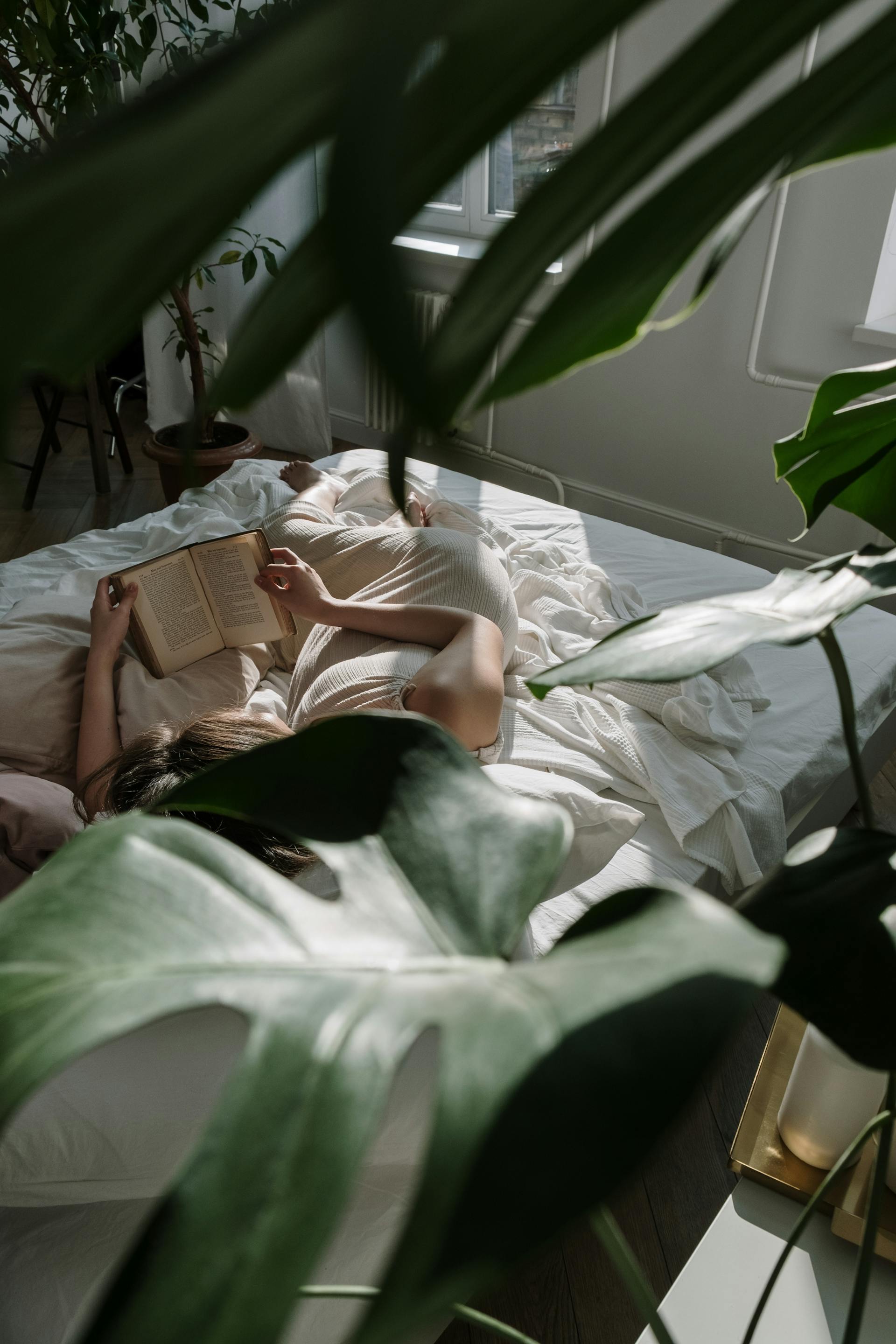 Une femme qui lit au lit | Source : Pexels