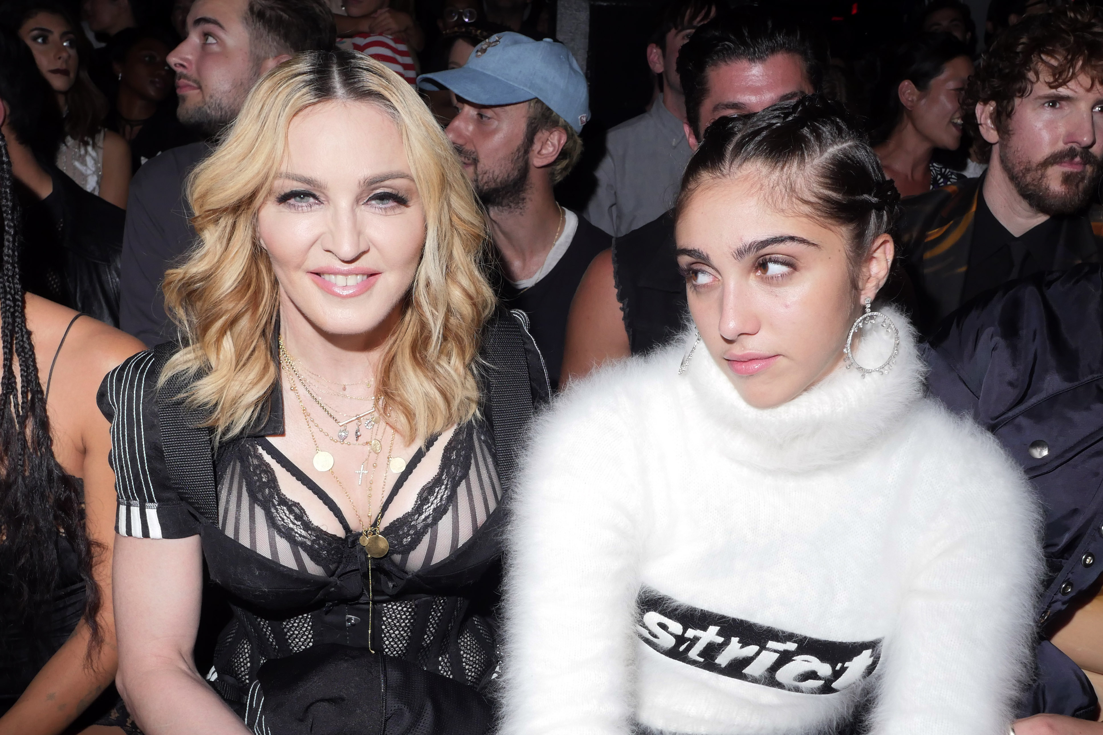 Lourdes Leon regarde Madonna lors du défilé Alexander Wang pour le printemps/été 2017 pendant la semaine de la mode de New York, le 10 septembre 2016.