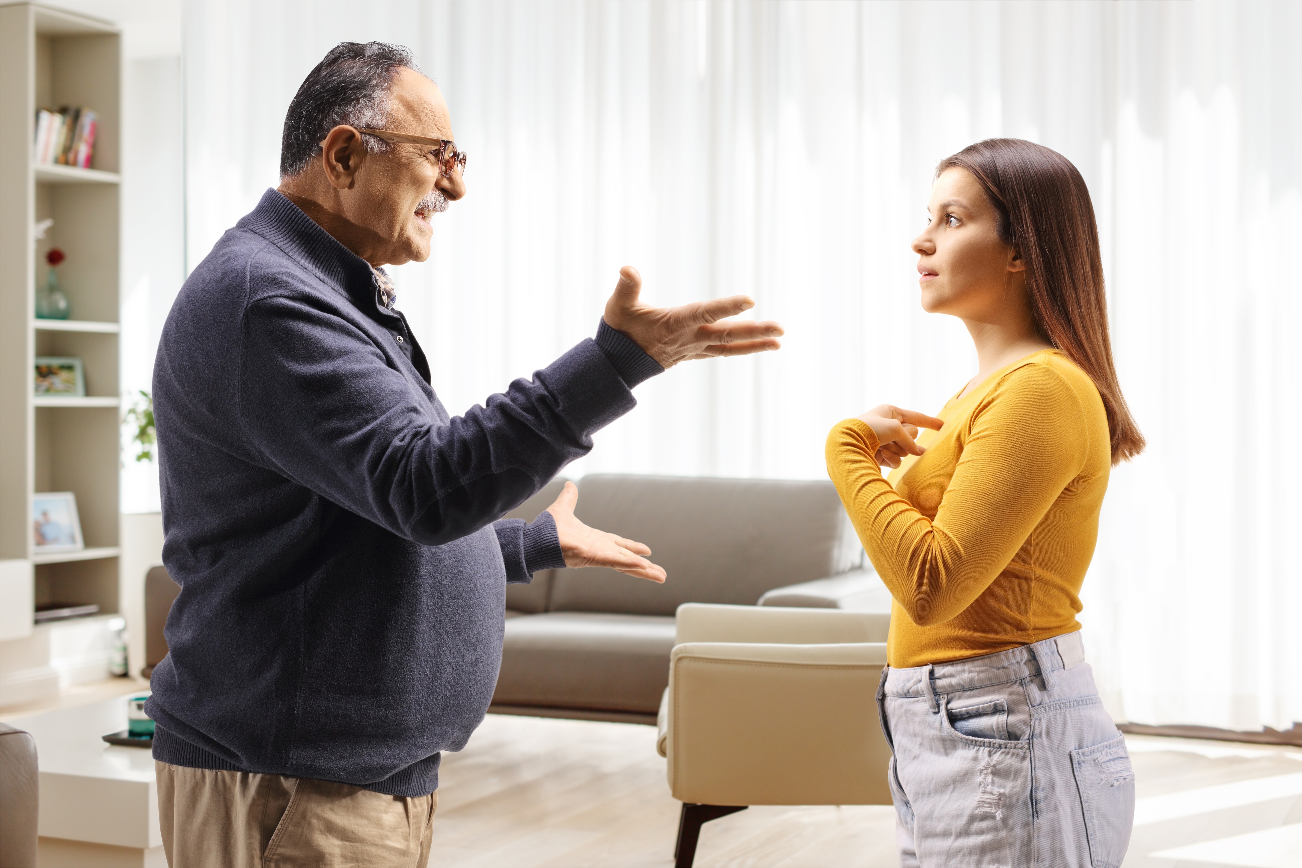 Un homme âgé ayant une discussion animée avec sa fille | Source : Shutterstock