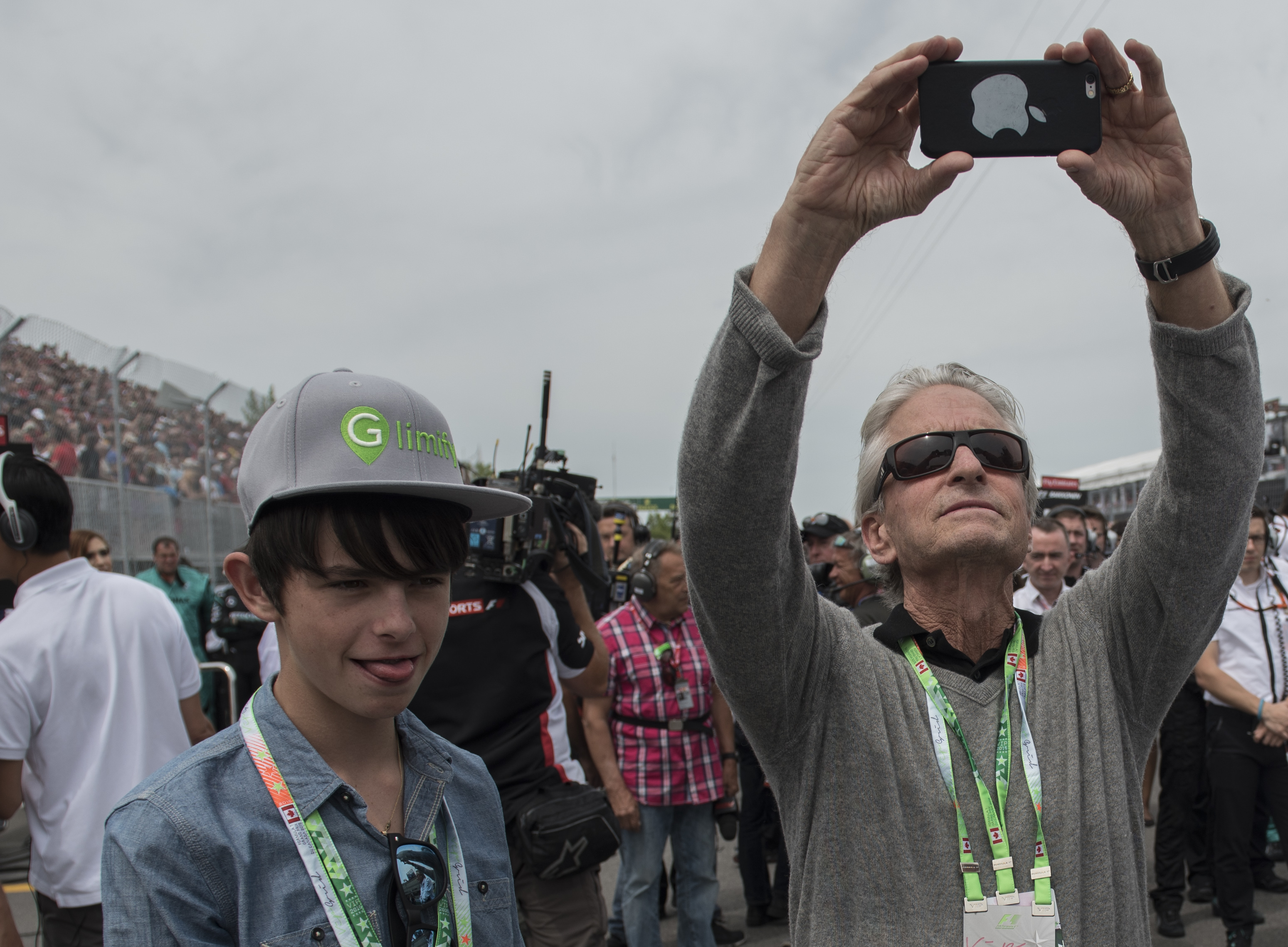 Michael Douglas et son fils Dylan avant le départ de la course au championnat du monde de Formule 1 lors du Grand Prix du Canada 2015 | Source : Getty Images