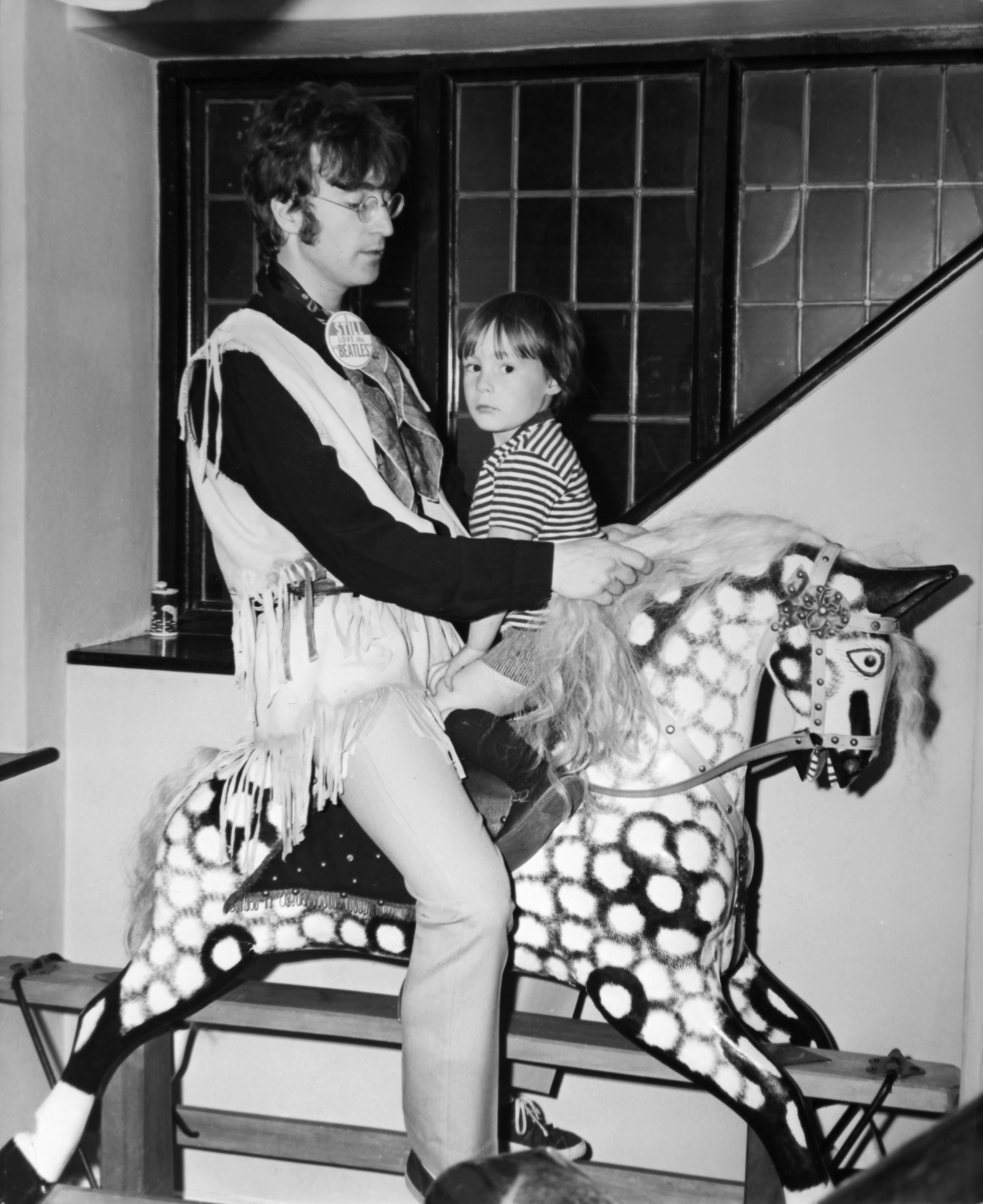 John Lennon avec son fils Julian en Angleterre en 1960 | Source : Getty images