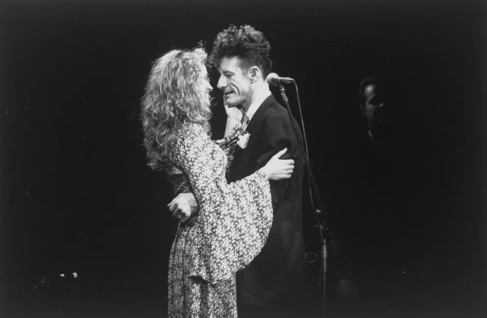 L'actrice Julia Roberts et son mari, le chanteur Lyle Lovett, s'embrassant pendant son concert le 27 juin 1993. | Photo : Getty Images