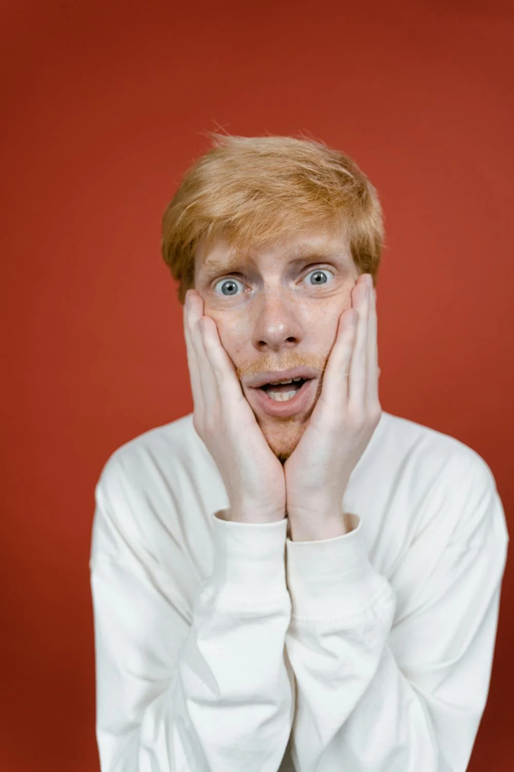 Un homme choqué se tenant la tête | Source : Pexels