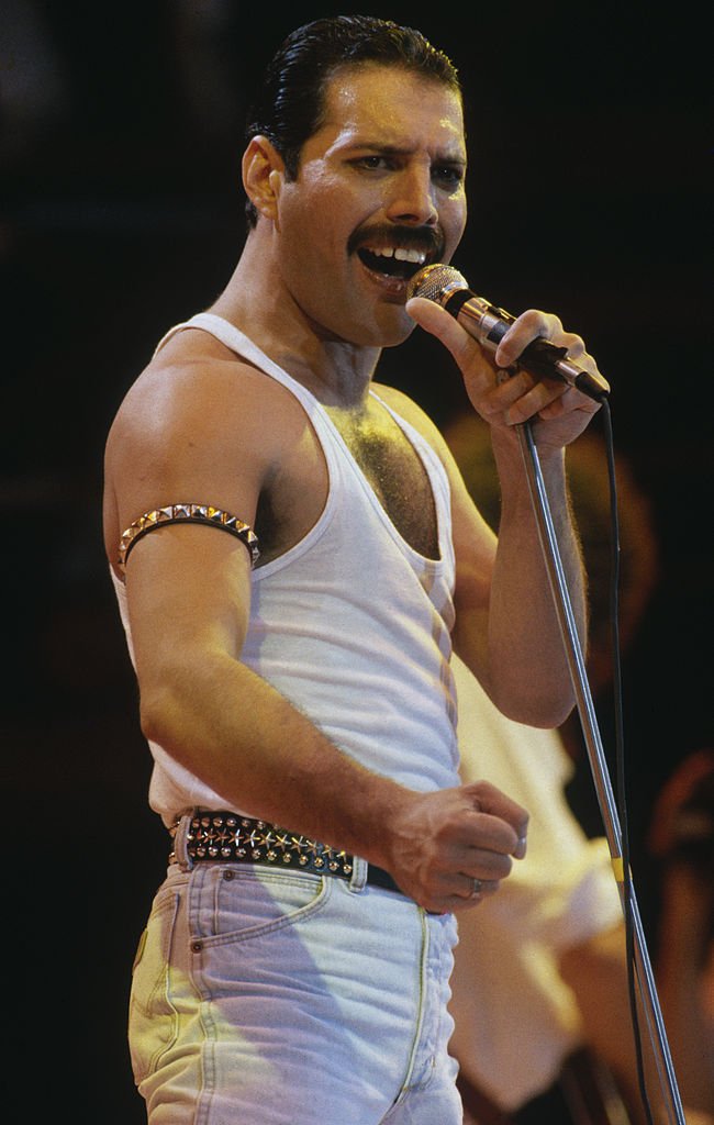 Freddie Mercury durant le concert à Wembley Stadium le 13 juillet 1985. l Source : Getty Images