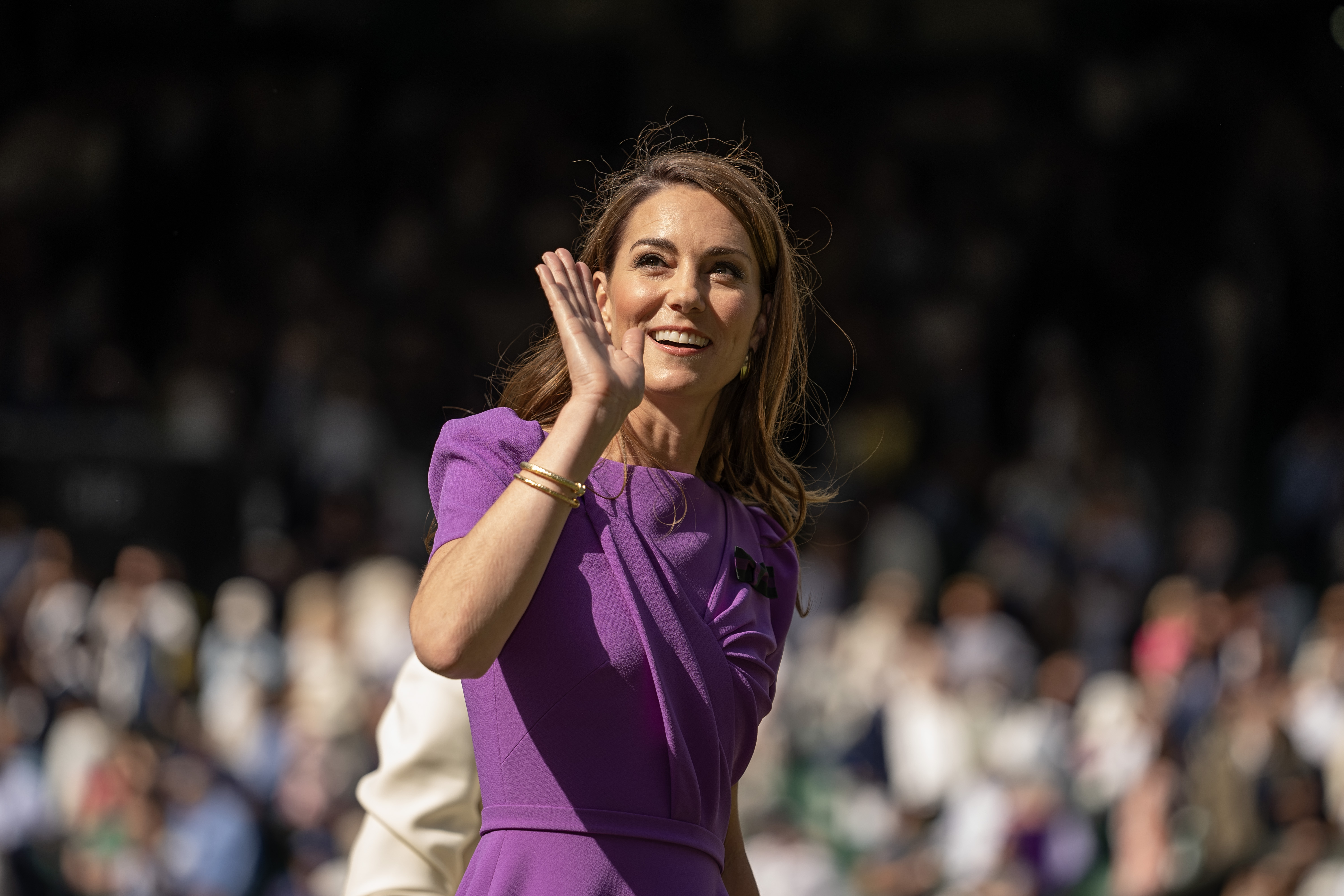 Kate Middleton salue la foule lors des championnats de tennis de Wimbledon, le 14 juillet 2024, à Londres, en Angleterre. | Source : Getty Images