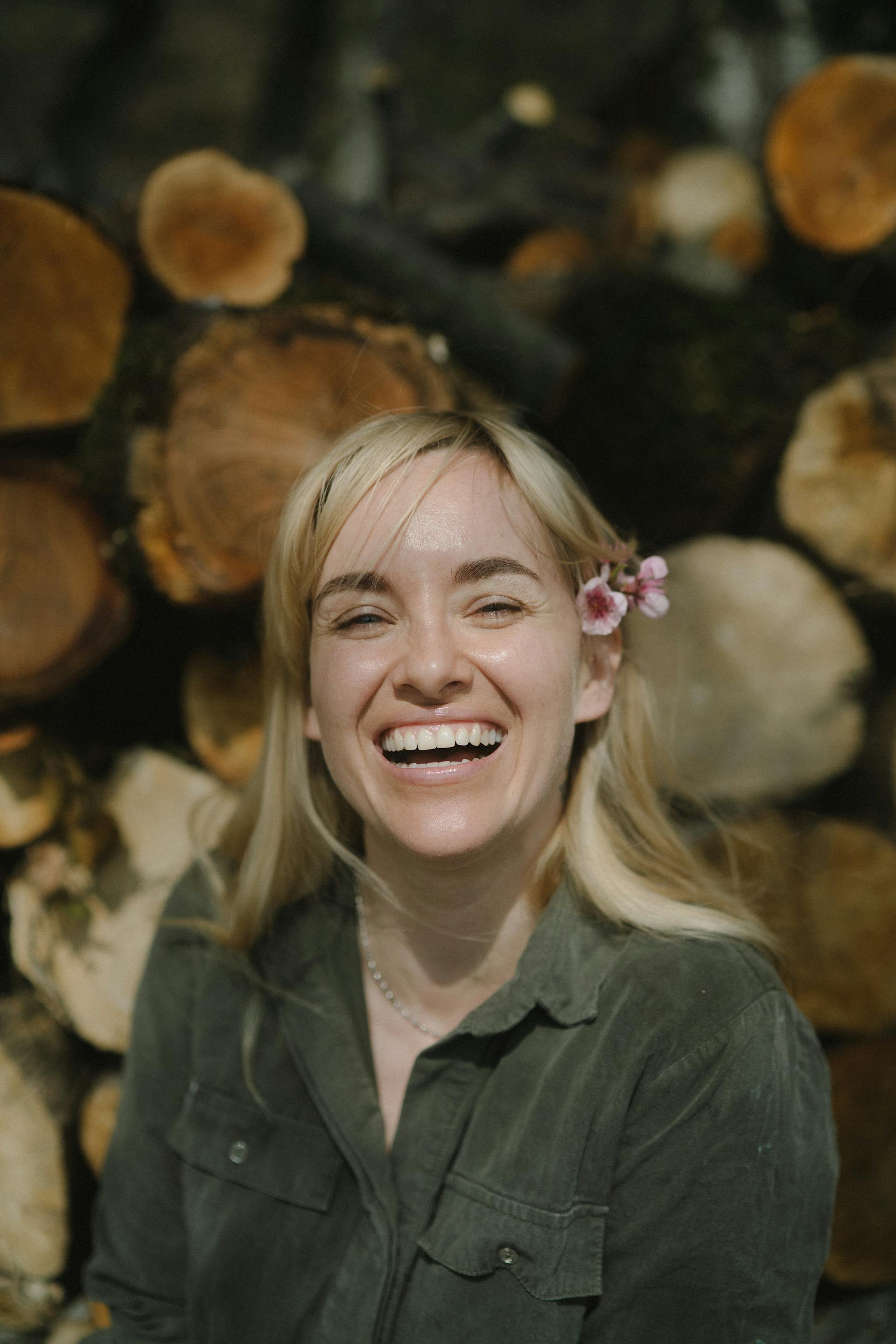 Une femme qui rit | Source : Pexels