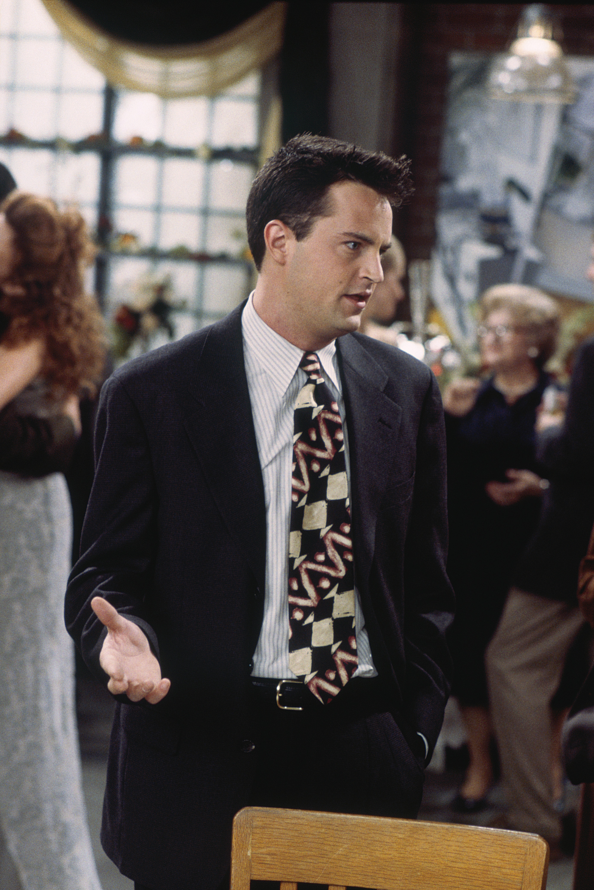 Matthew Perry dans le rôle de Chandler Bing sur le plateau de "Friends" le 14 novembre 1995 | Source : Getty Images