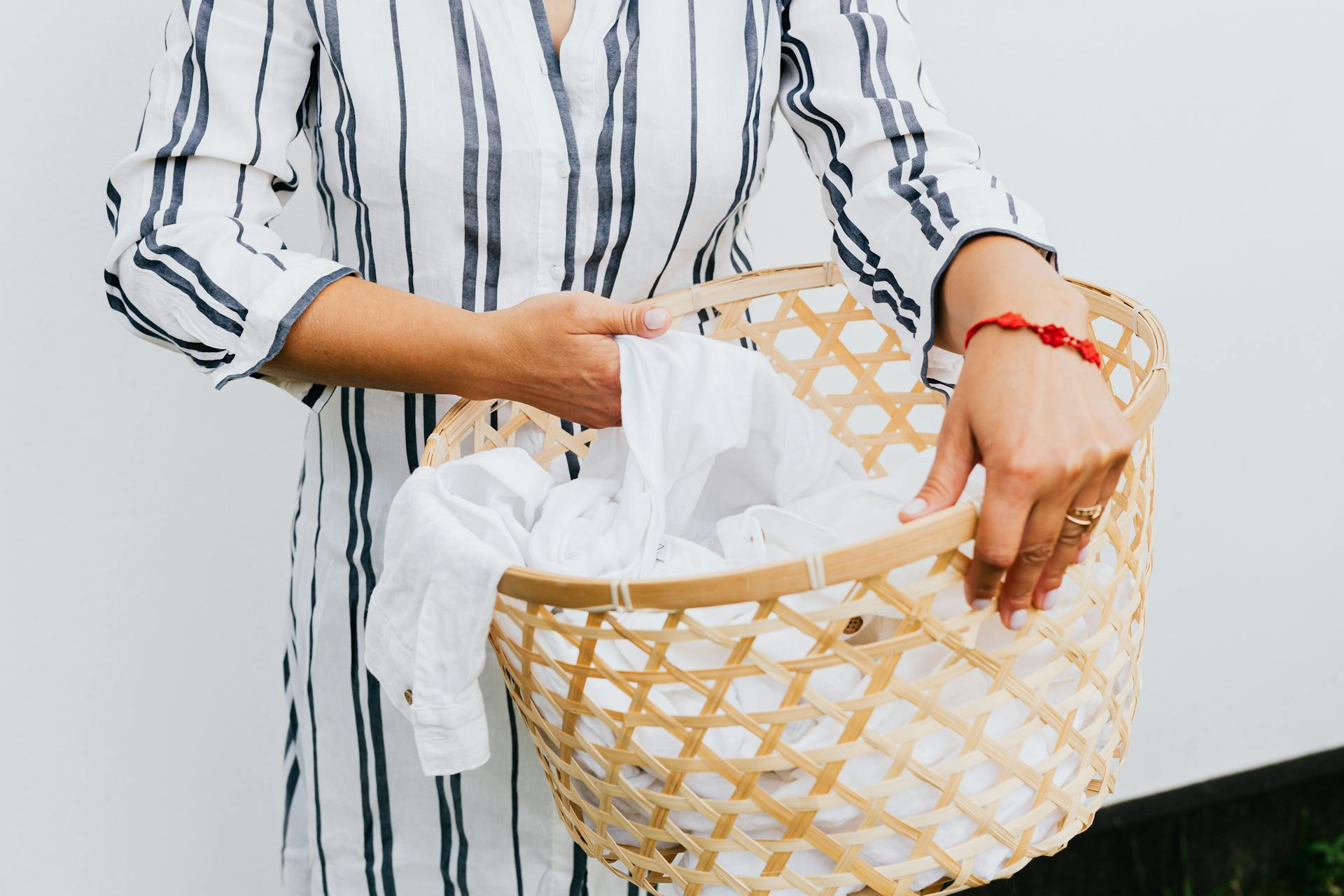 Une femme tenant un panier à linge | Source : Pexels