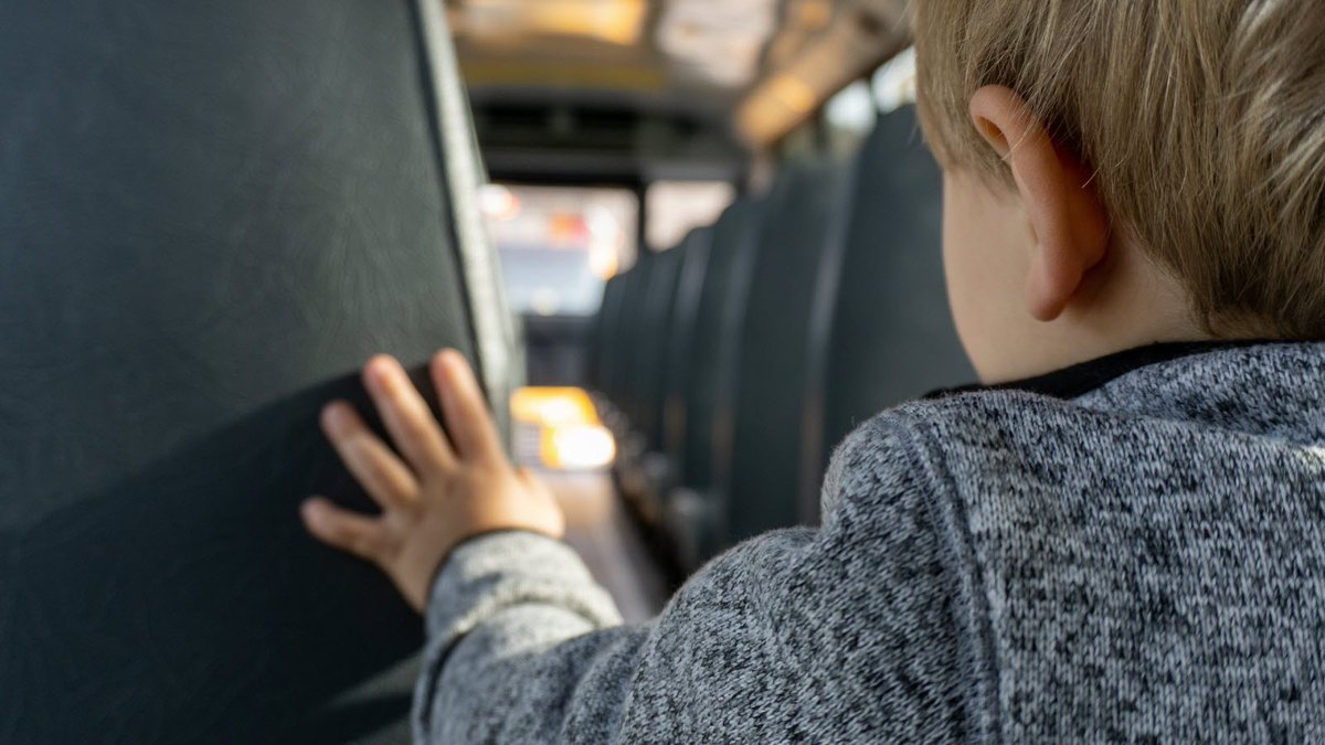 Photo d'un enfant seul dans le Bus | Photos : Shutterstock