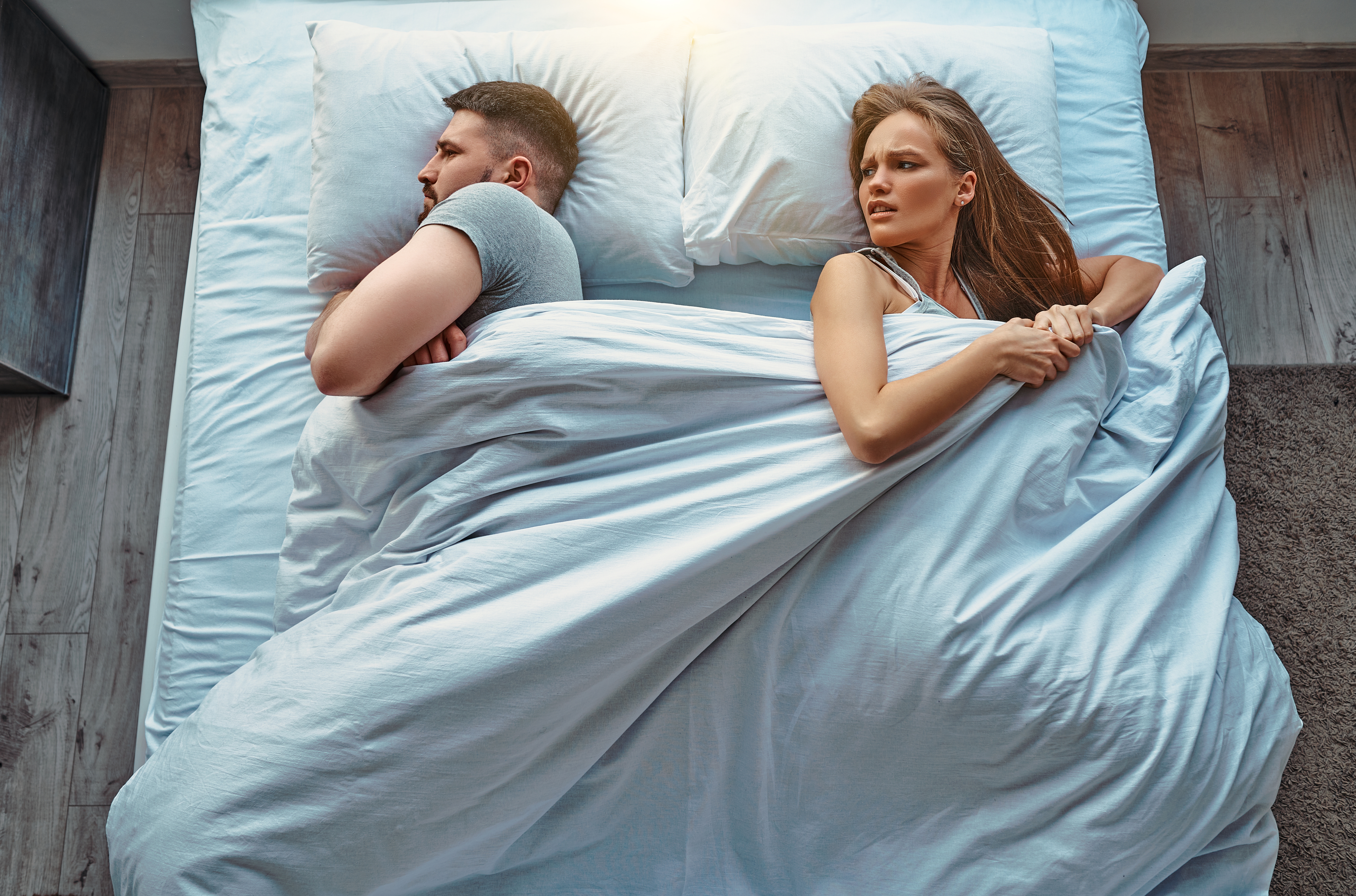 Homme et femme se disputant au lit | Source : Shutterstock
