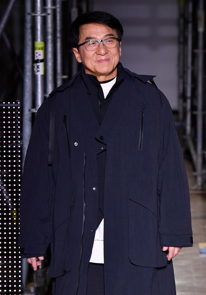 Jackie Chan défile sur le podium lors du défilé Li-Ning Menswear Fall/Winter 2020-2021 dans le cadre de la Semaine de la mode de Paris le 18 janvier 2020 | Source : Getty Images