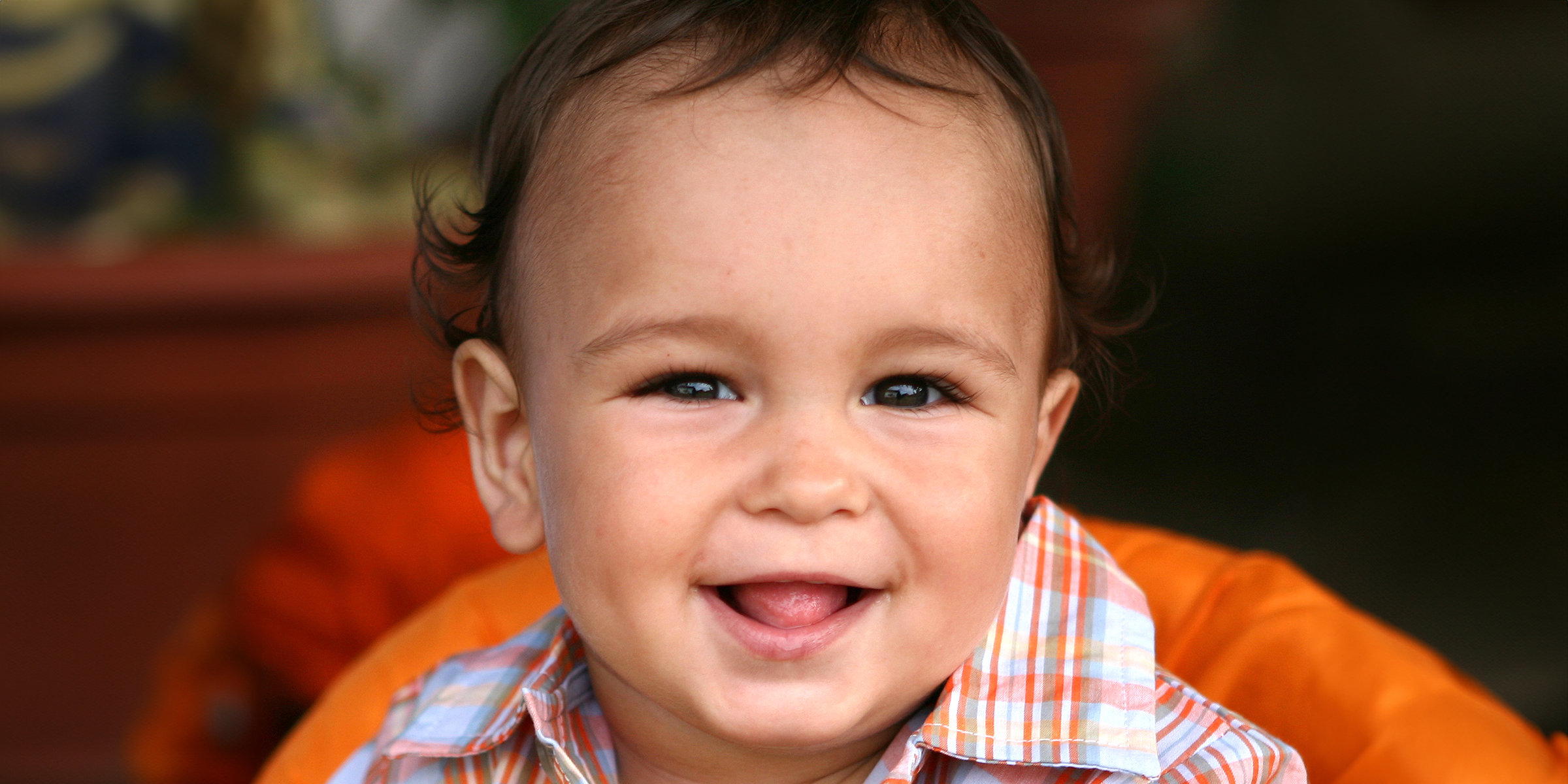 Un bambin aux cheveux foncés | Source : Shutterstock