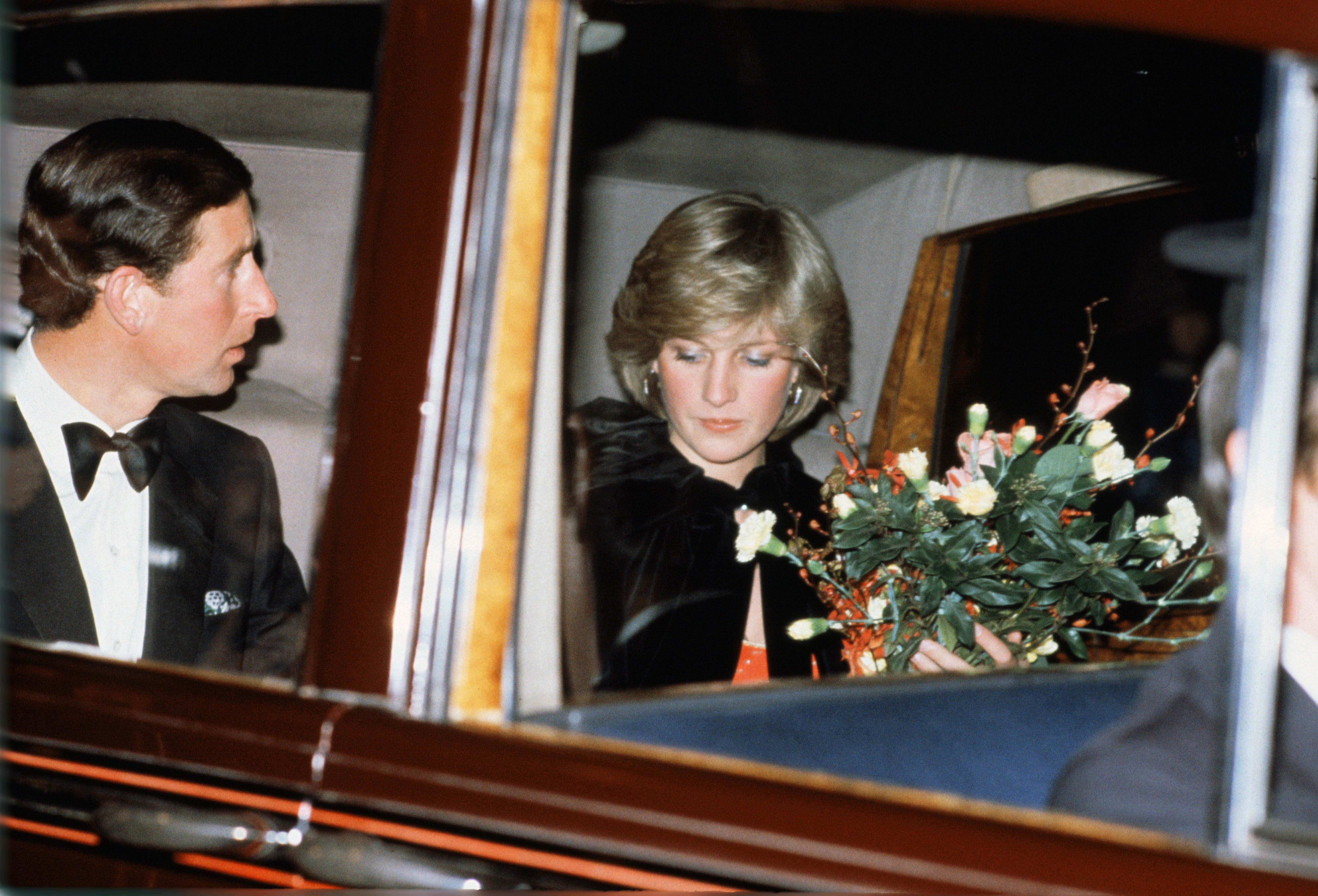 La princesse Diana et le roi Charles III quittent le Royal Albert Hall après un concert en février 1982 | Source : Getty Images