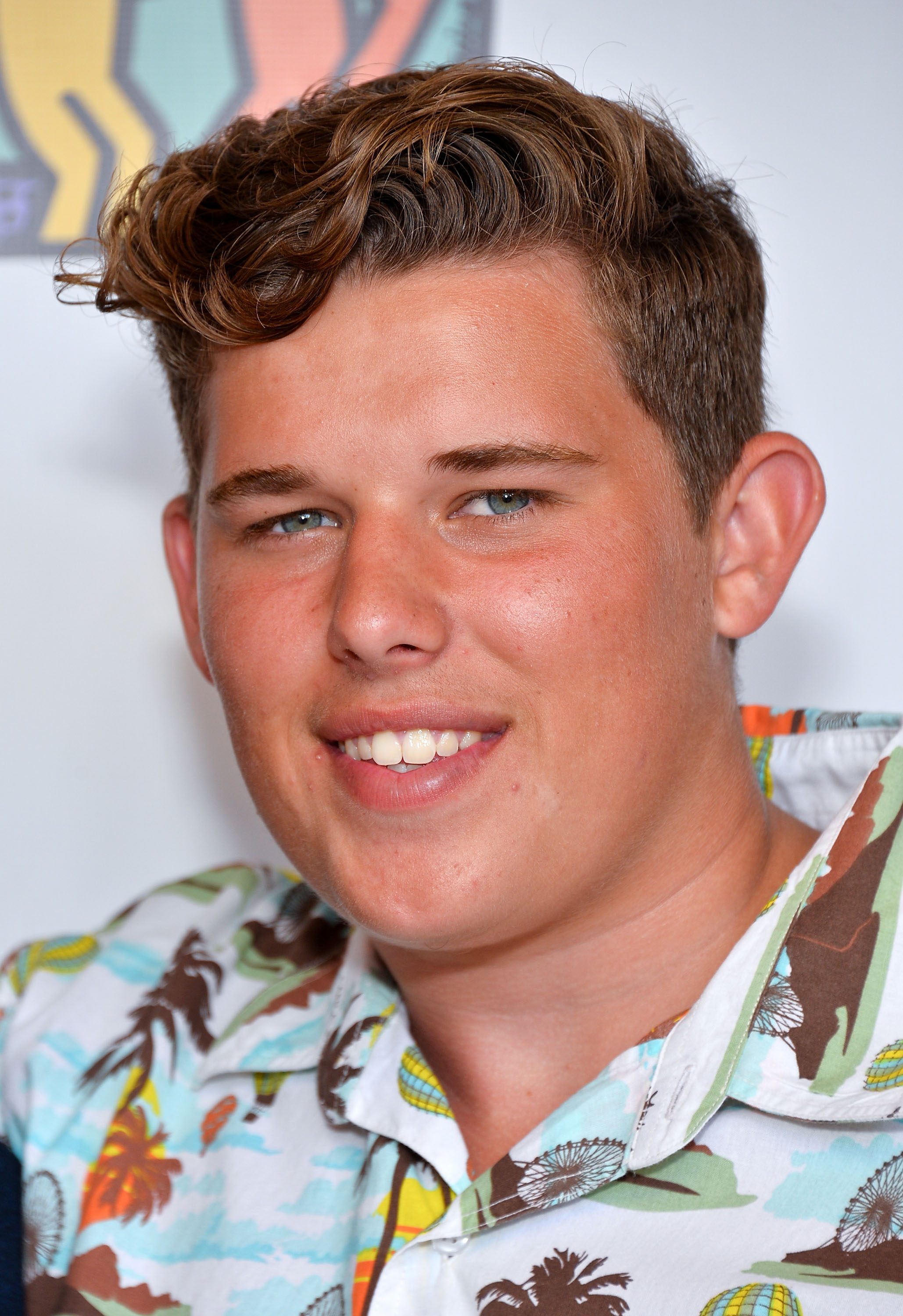 Christopher Schwarzenegger assiste à la soirée de bienfaisance Team Maria pour Best Buddies au Montage Beverly Hills le 18 août 2013. Il porte une chemise colorée à l'imprimé tropical et sourit à l'appareil photo, ses cheveux coiffés en une coupe courte et ondulée.