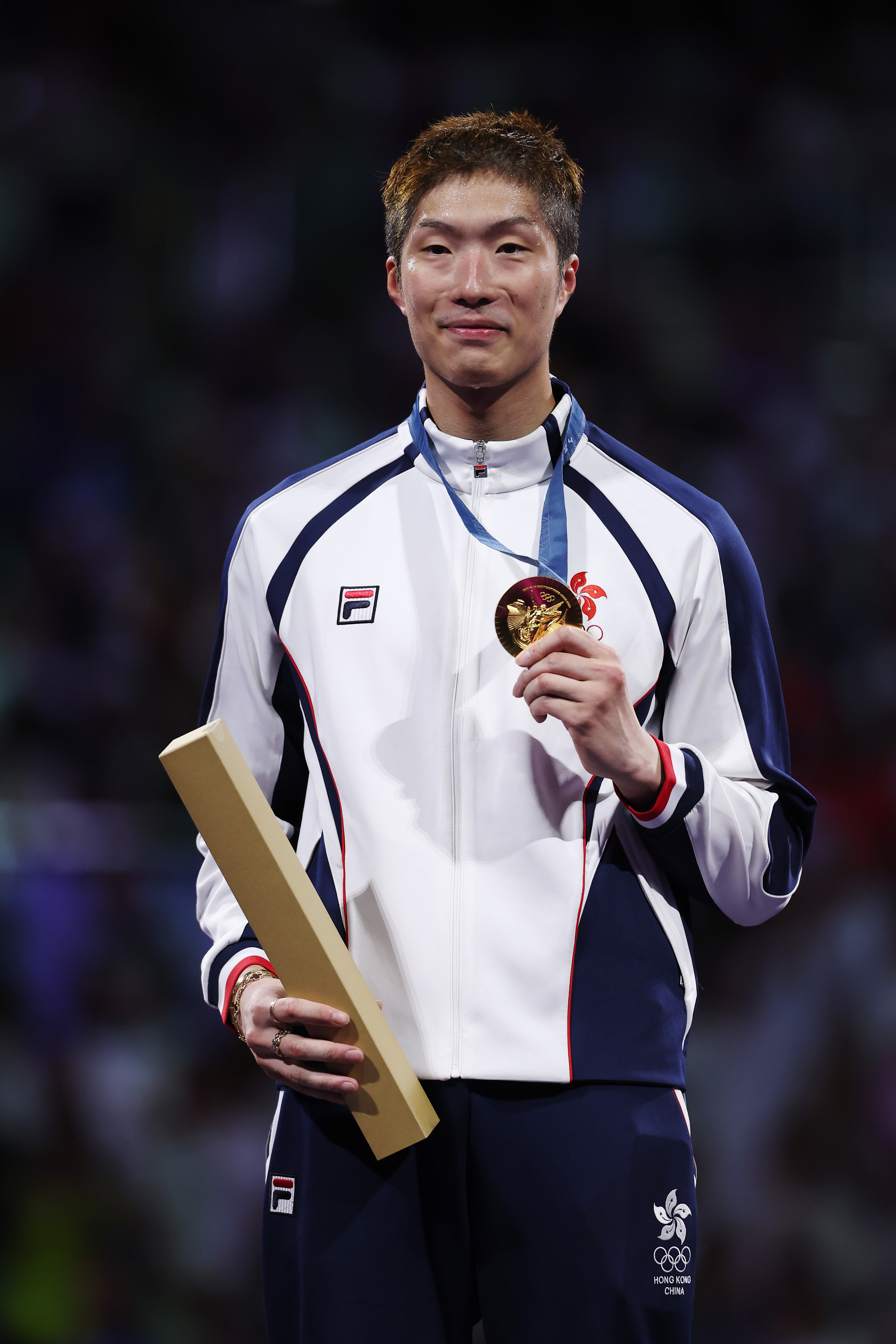 Ka Long Cheung de l'équipe de Hong Kong célébrant sa médaille d'or lors de la cérémonie de remise des médailles de l'épreuve individuelle de fleuret masculin à Paris, en France, le 29 juillet 2024 | Source : Getty Images