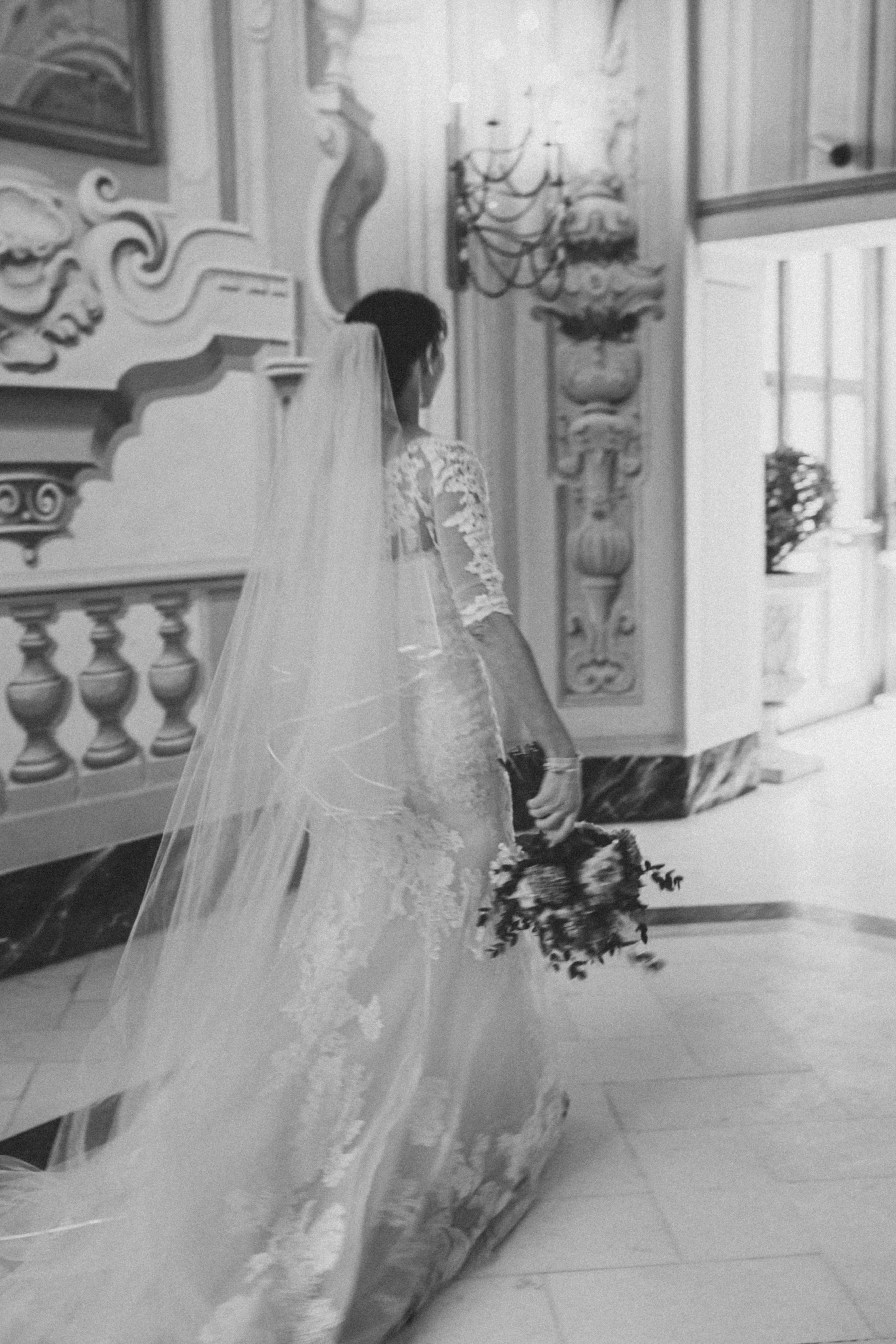 Une mariée descendant l'allée | Source : Unsplash
