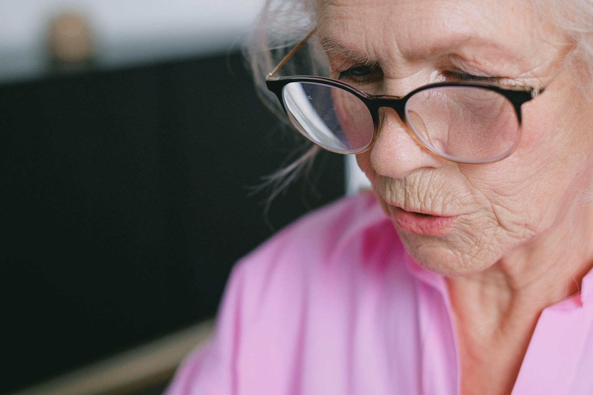 Une femme qui parle en regardant vers le bas | Source : Pexels