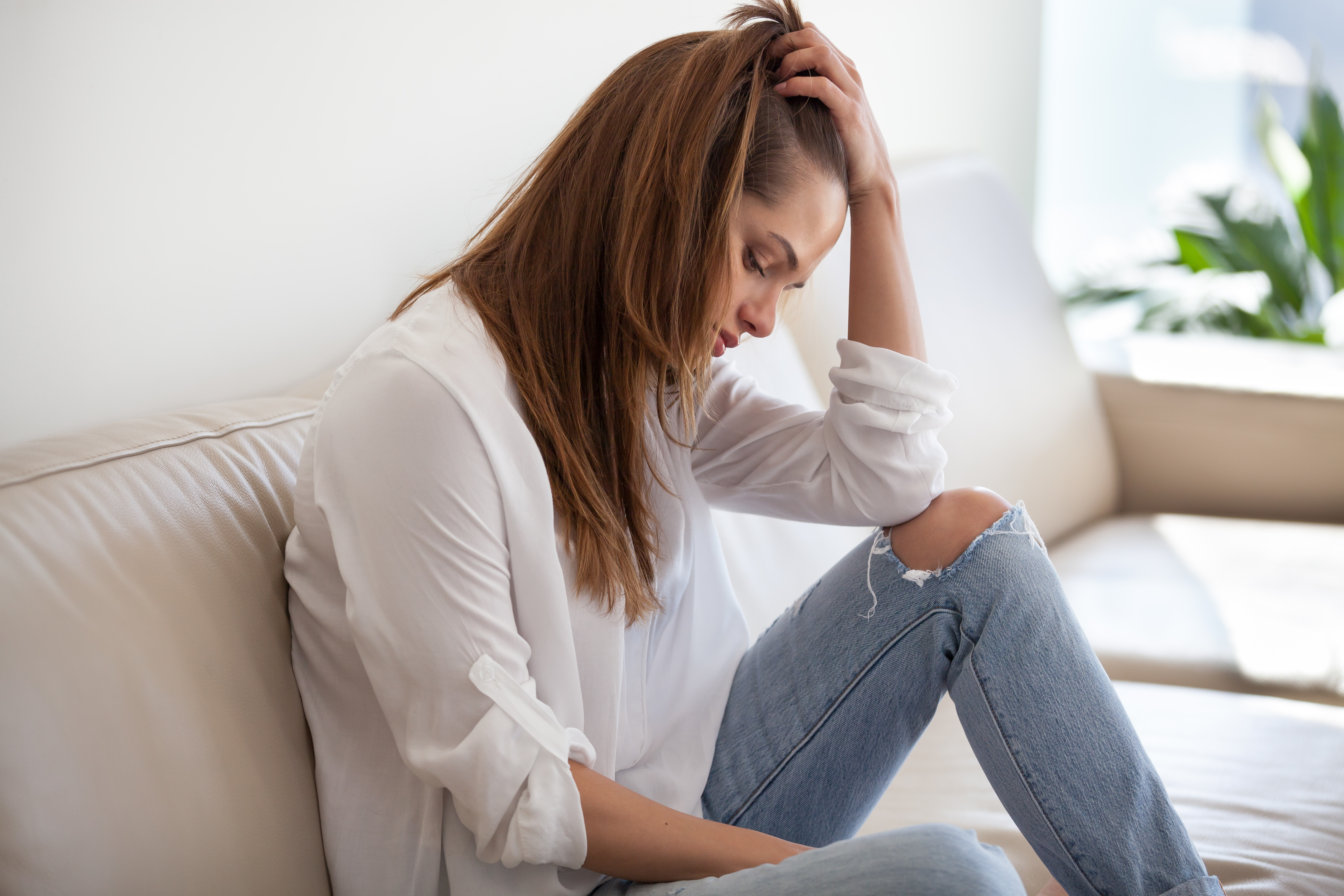 Une femme au cœur brisé qui réfléchit | Source : Getty Images