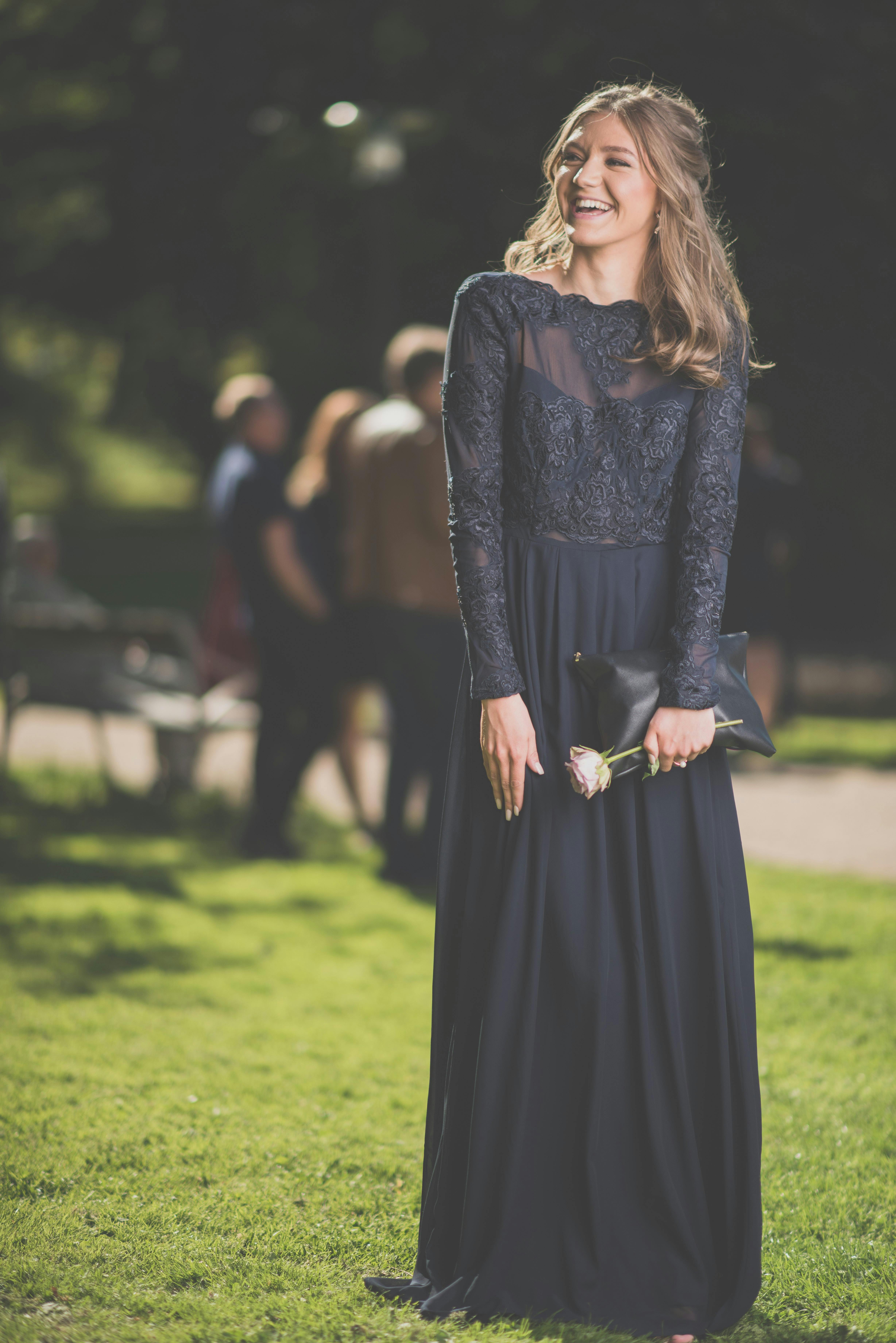 Une adolescente souriante au bal de fin d'année | Source : Pexels