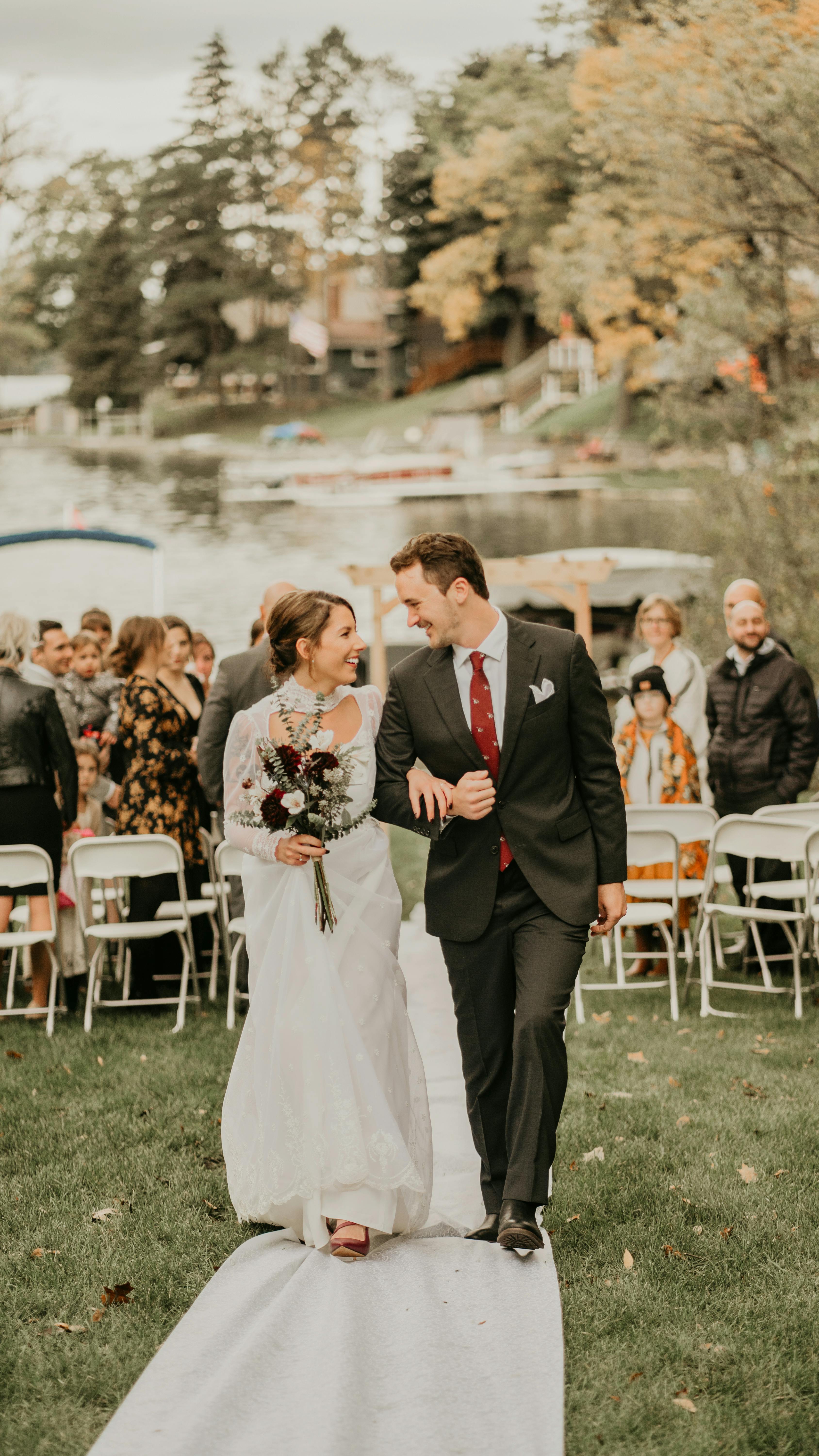 Un couple descendant l'allée pendant leur cérémonie de mariage | Source : Pexels