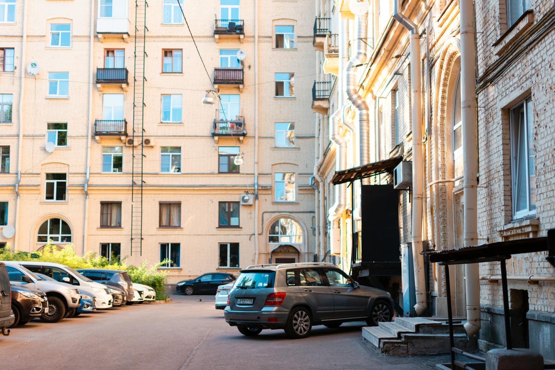 Le parking d'un complexe d'appartements | Source : Pexels