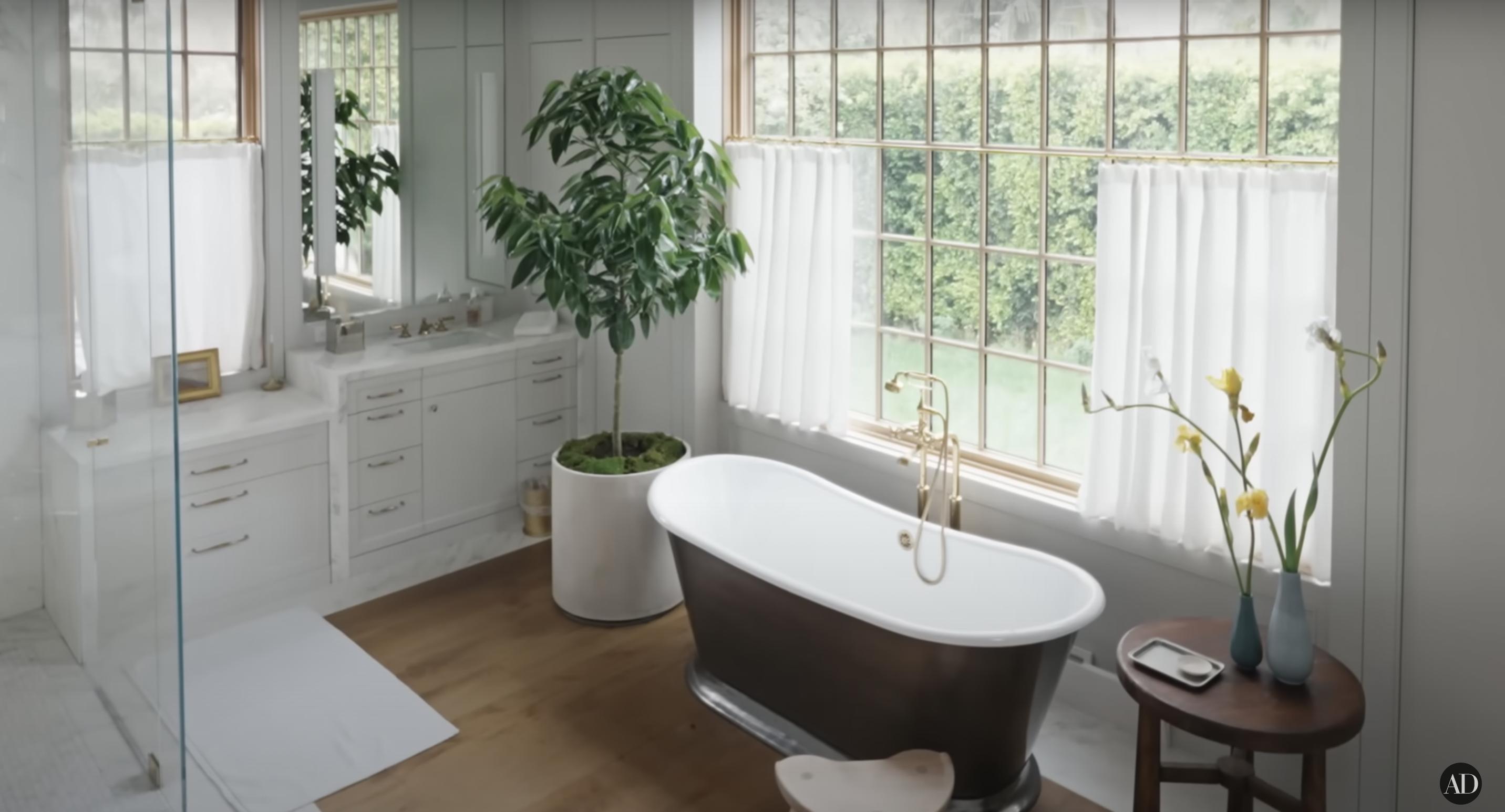 La salle de bain de Jennifer Garner, datée du 3 septembre 2024 | Source : YouTube/@Archdigest