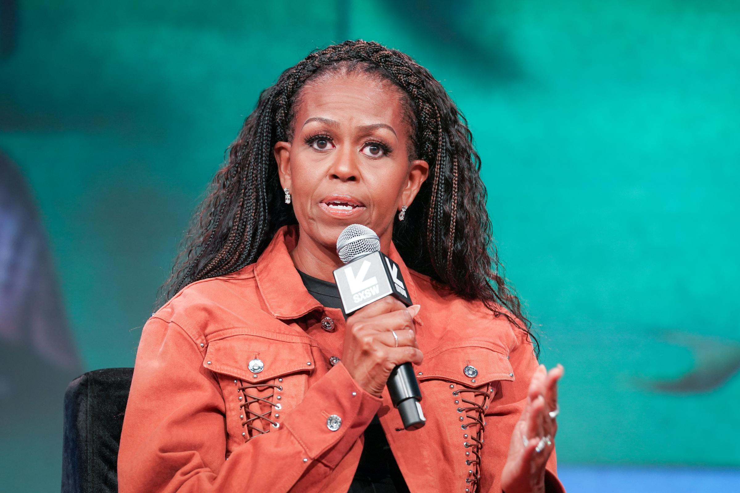 Michelle Obama s'exprimant sur scène lors de l'enregistrement du podcast « IMO with Michelle Obama & Craig Robinson » dans le cadre de la conférence et du festival SXSW 2025 à Austin, au Texas, le 13 mars 2025. | Source : Getty Images
