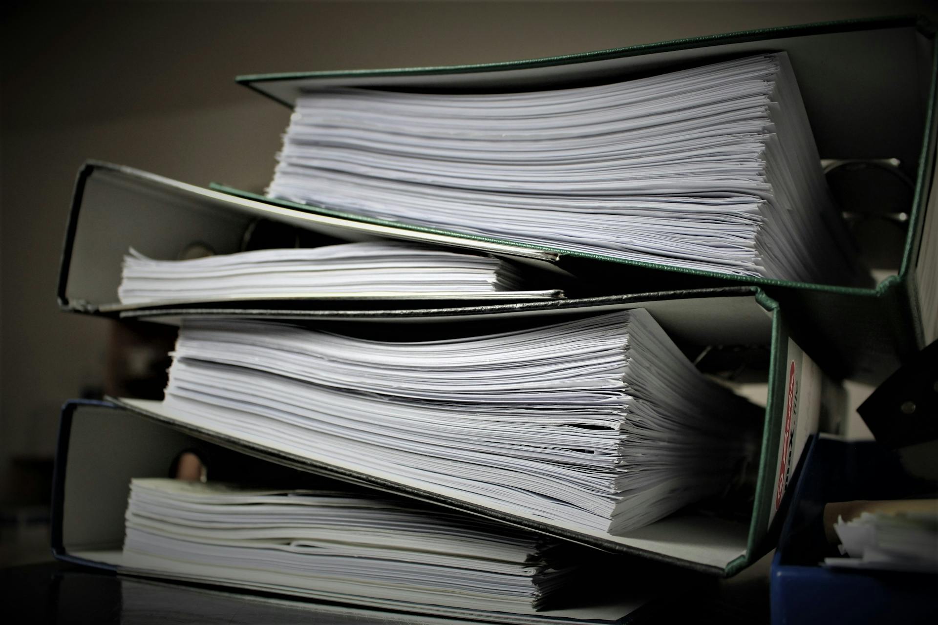Des classeurs remplis de paperasse | Source : Pexels