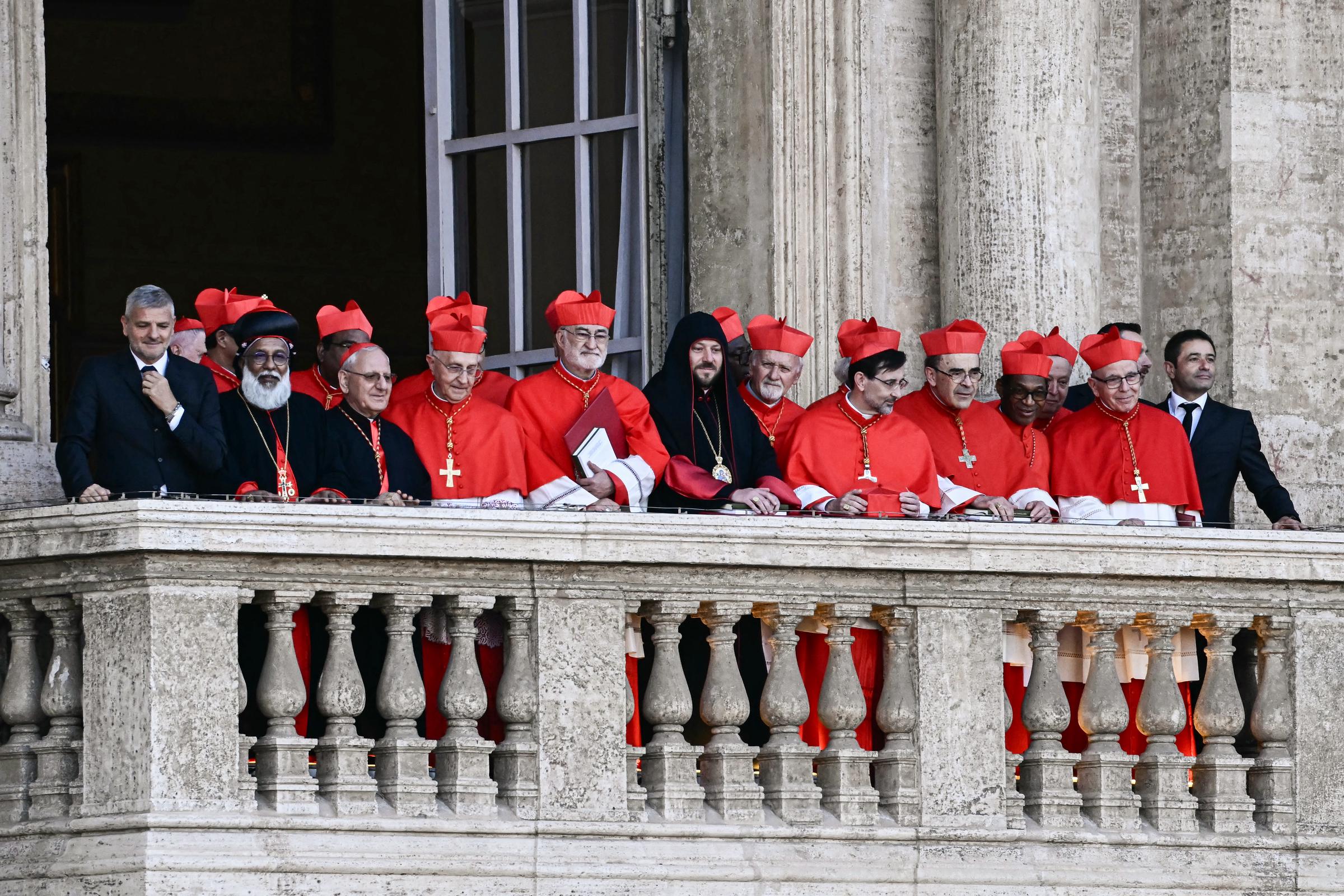 Des cardinaux au balcon de la basilique Saint-Pierre I Source : Getty Images
