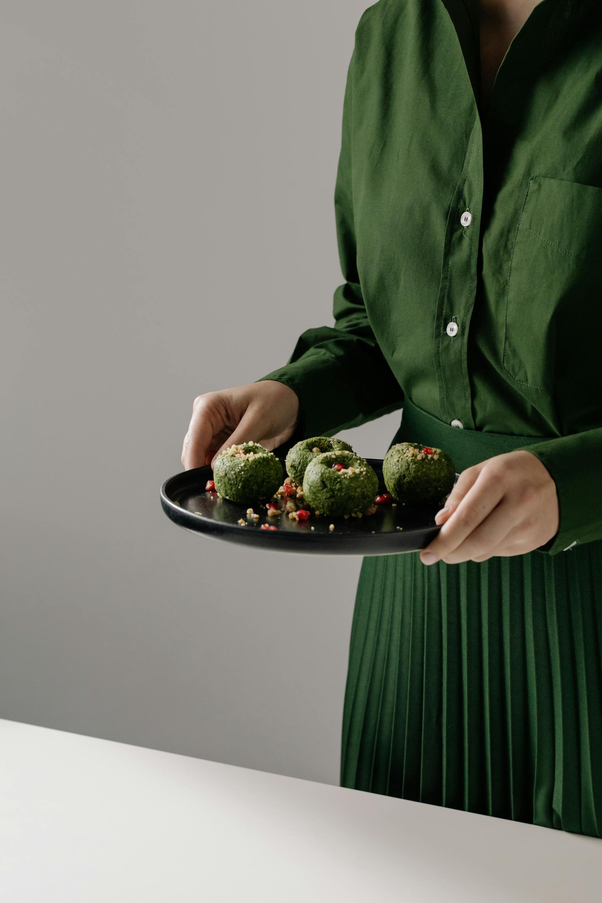 Une femme tenant une assiette de nourriture | Source : Pexels