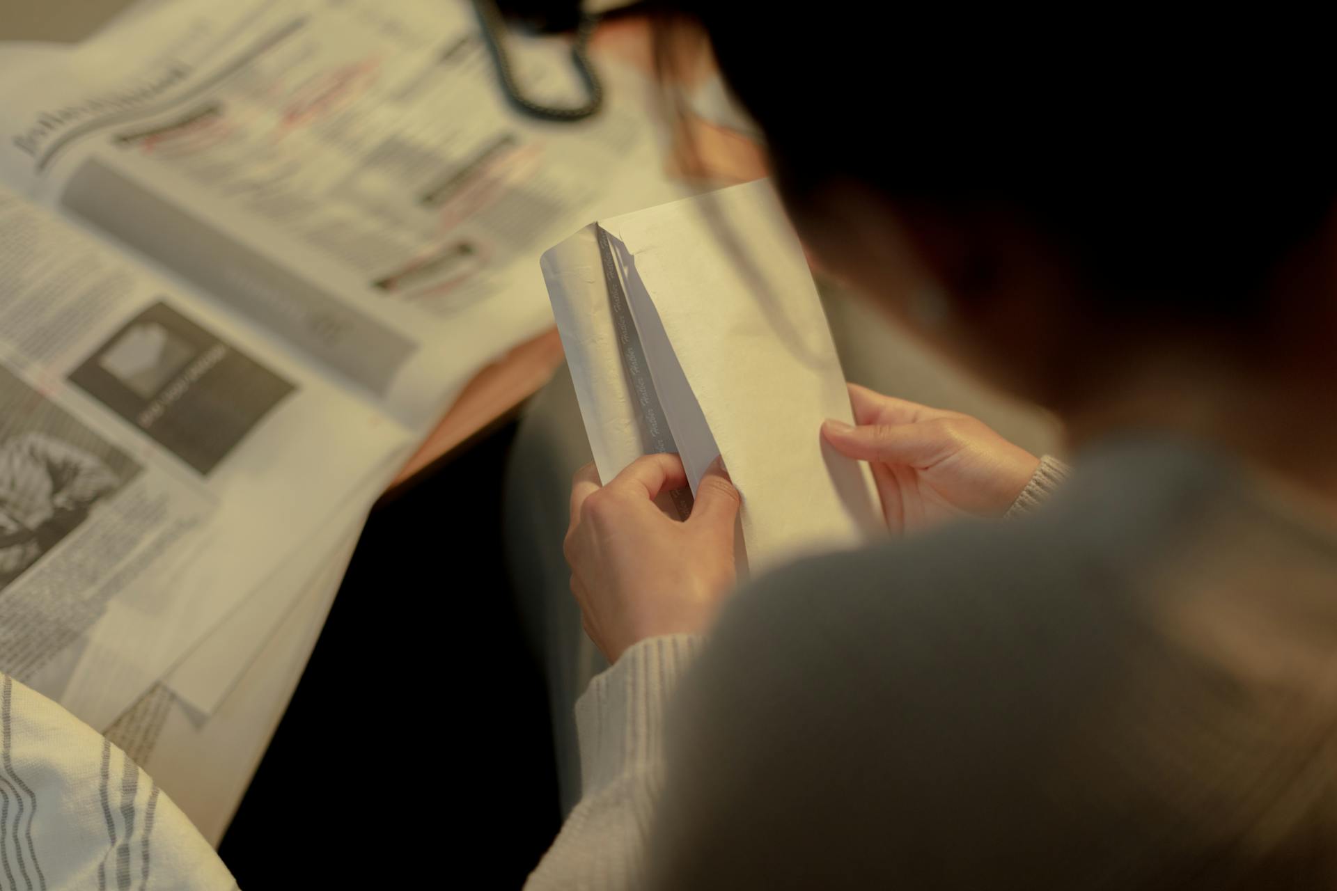 Une femme tenant une enveloppe | Source : Pexels