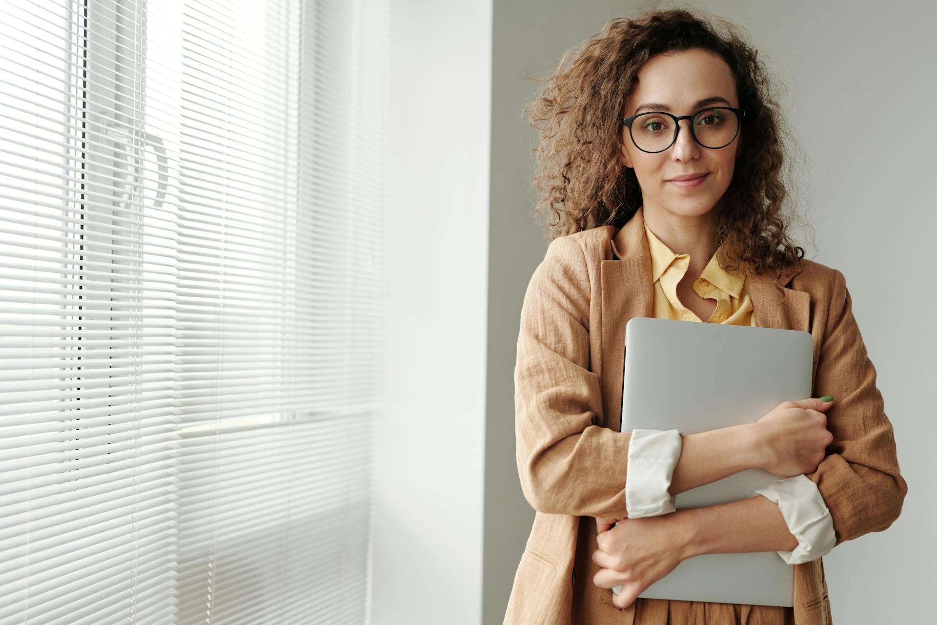 Une jeune femme tenant un dossier | Source : Pexels