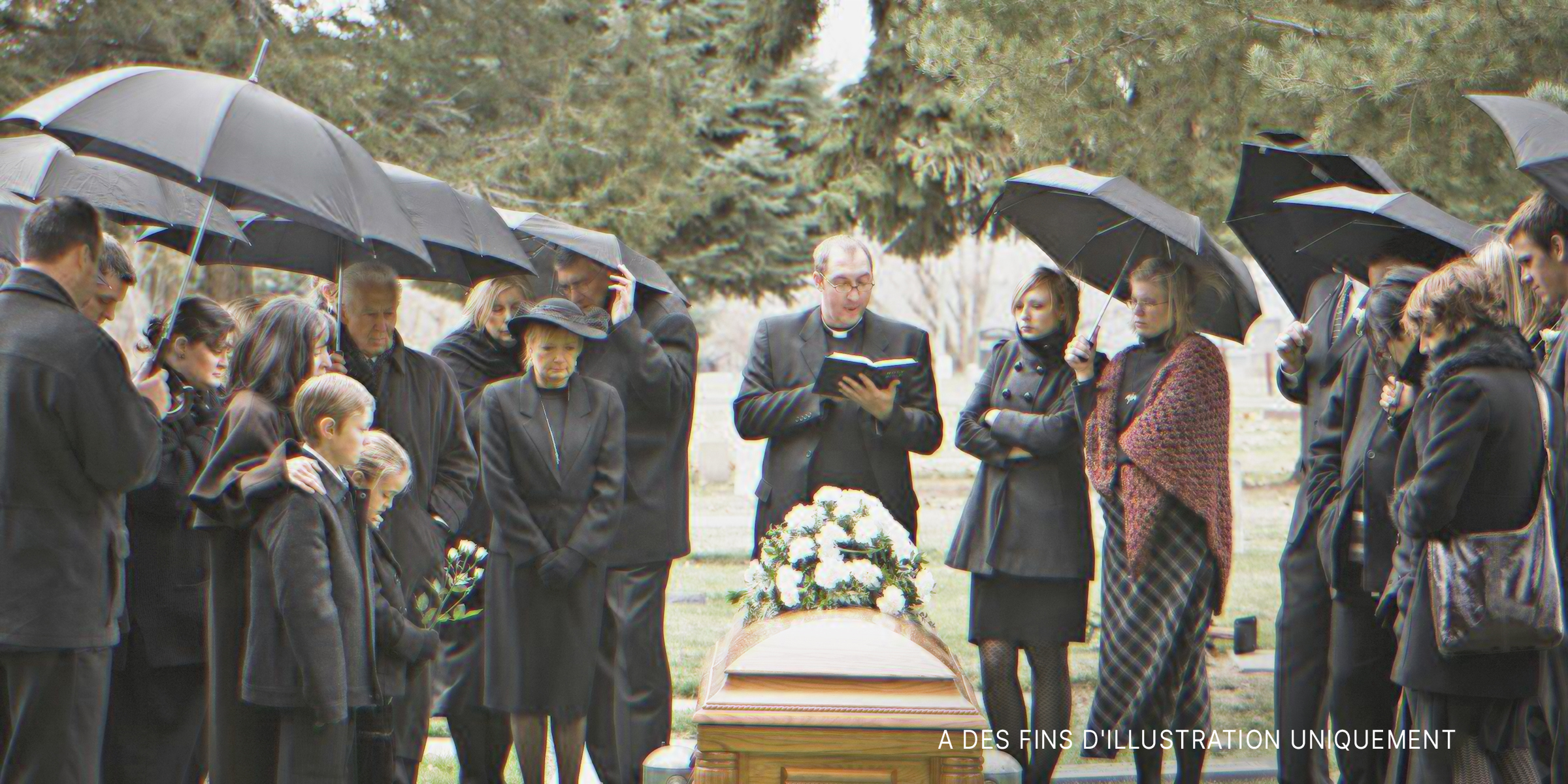 Des gens à un enterrement | Source : Getty Images