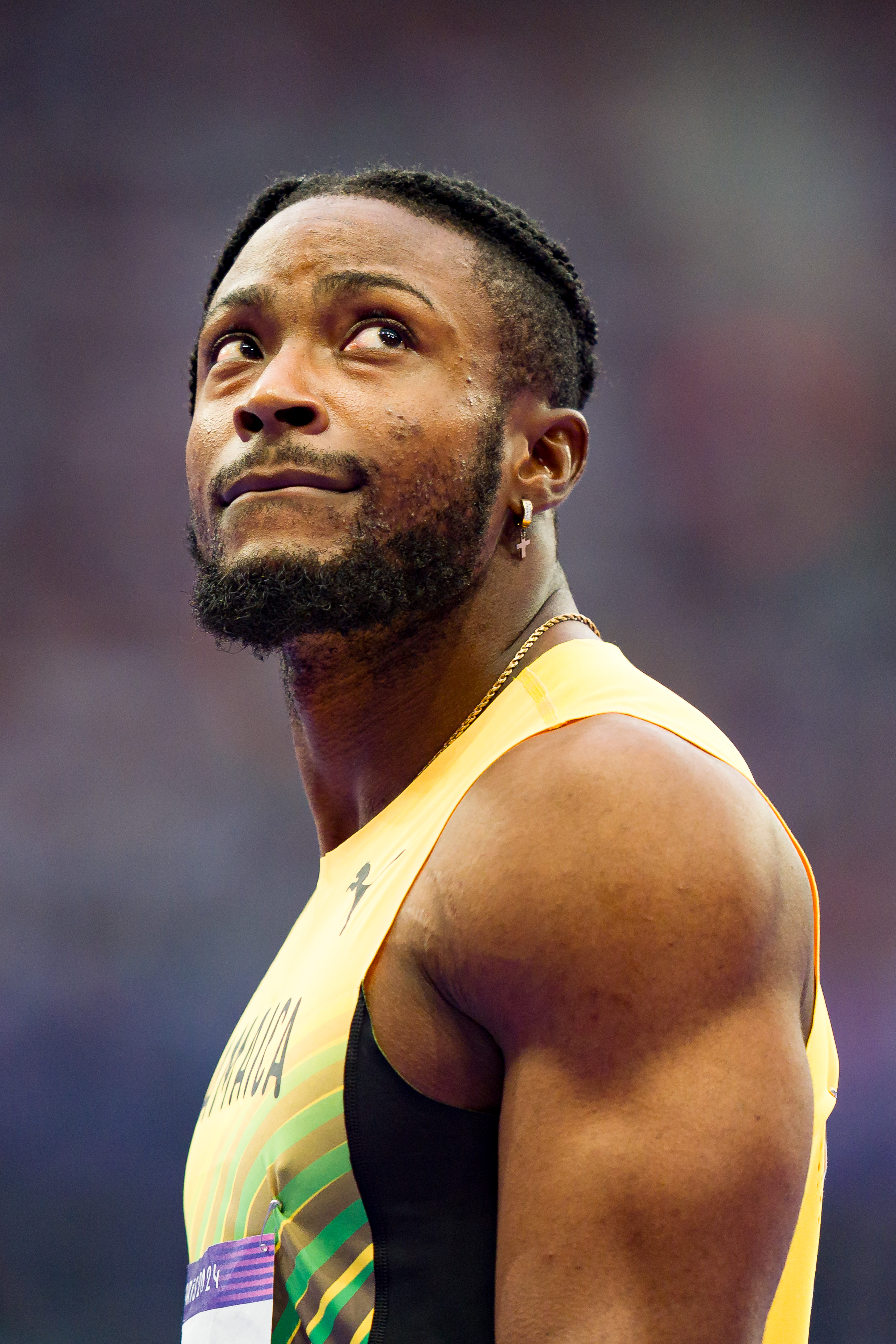 Kishane Thompson regarde pendant la demi-finale du 100 m masculin aux Jeux olympiques Paris 2024 à Paris, en France, le 4 août 2024. | Source : Getty Images