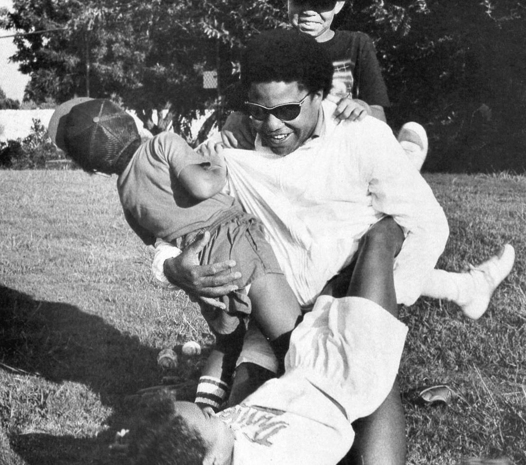 Tito Jackson jouant avec ses enfants, posté le 15 septembre 2024 | Source : Instagram/3tworld