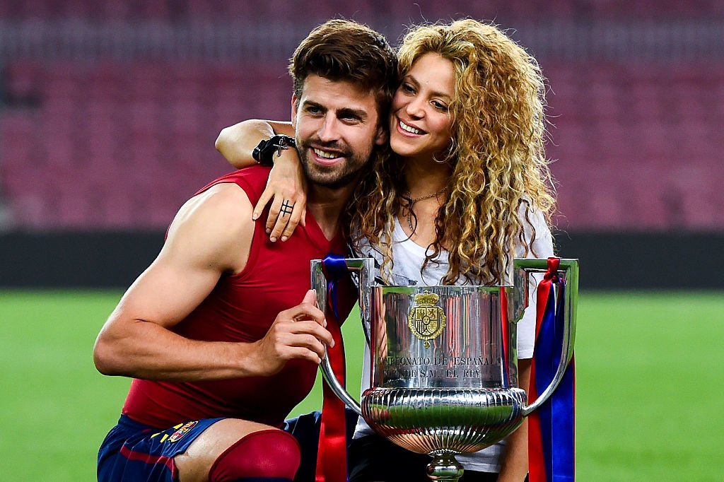Gerard Pique du FC Barcelone et Shakira posent avec le trophée après que le FC Barcelone a remporté le match final de la Copa del Rey contre l'Athletic Club au Camp Nou le 30 mai 2015 à Barcelone, en Espagne. І Sources : Getty Images