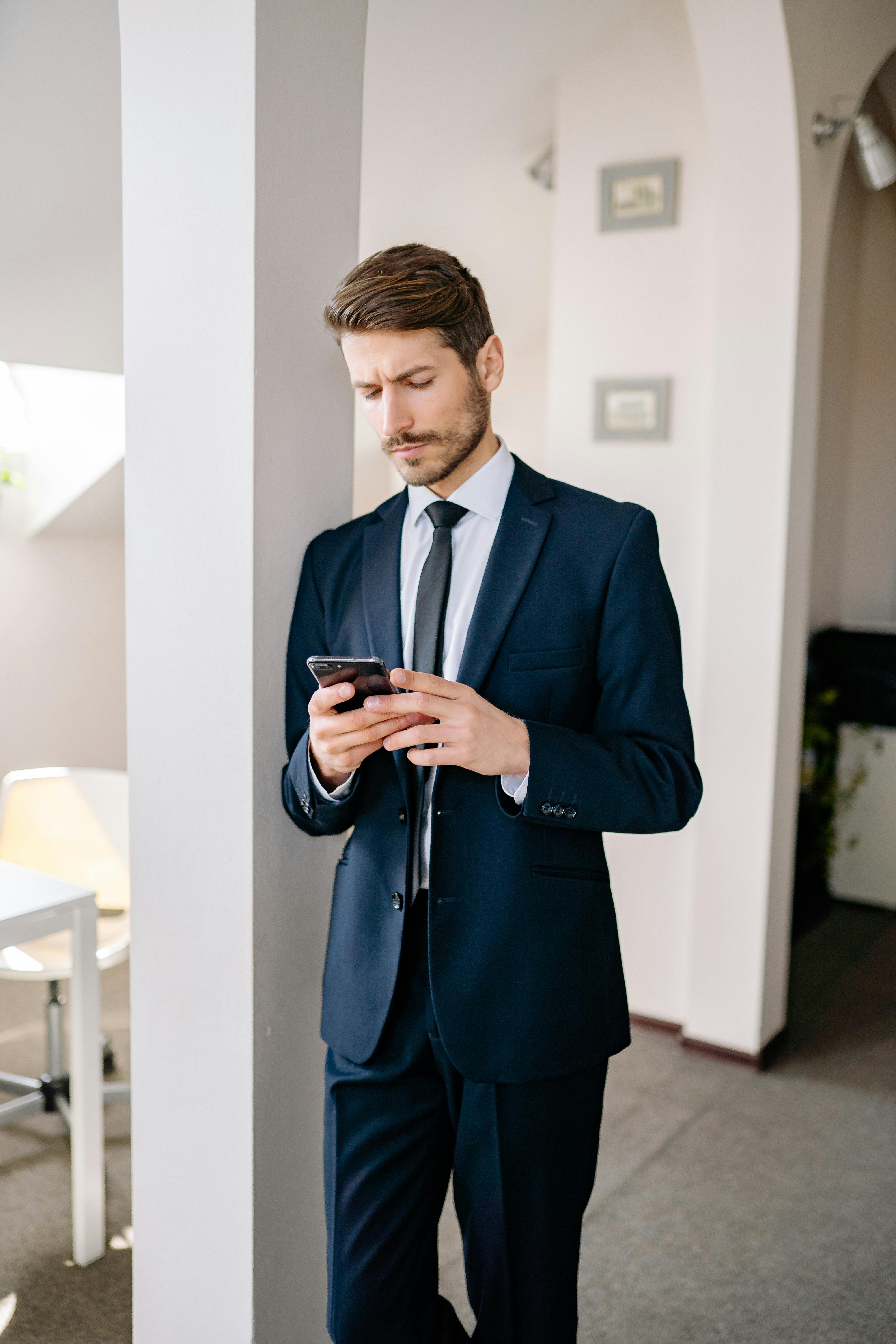 Un homme sérieux en costume | Source : Pexels