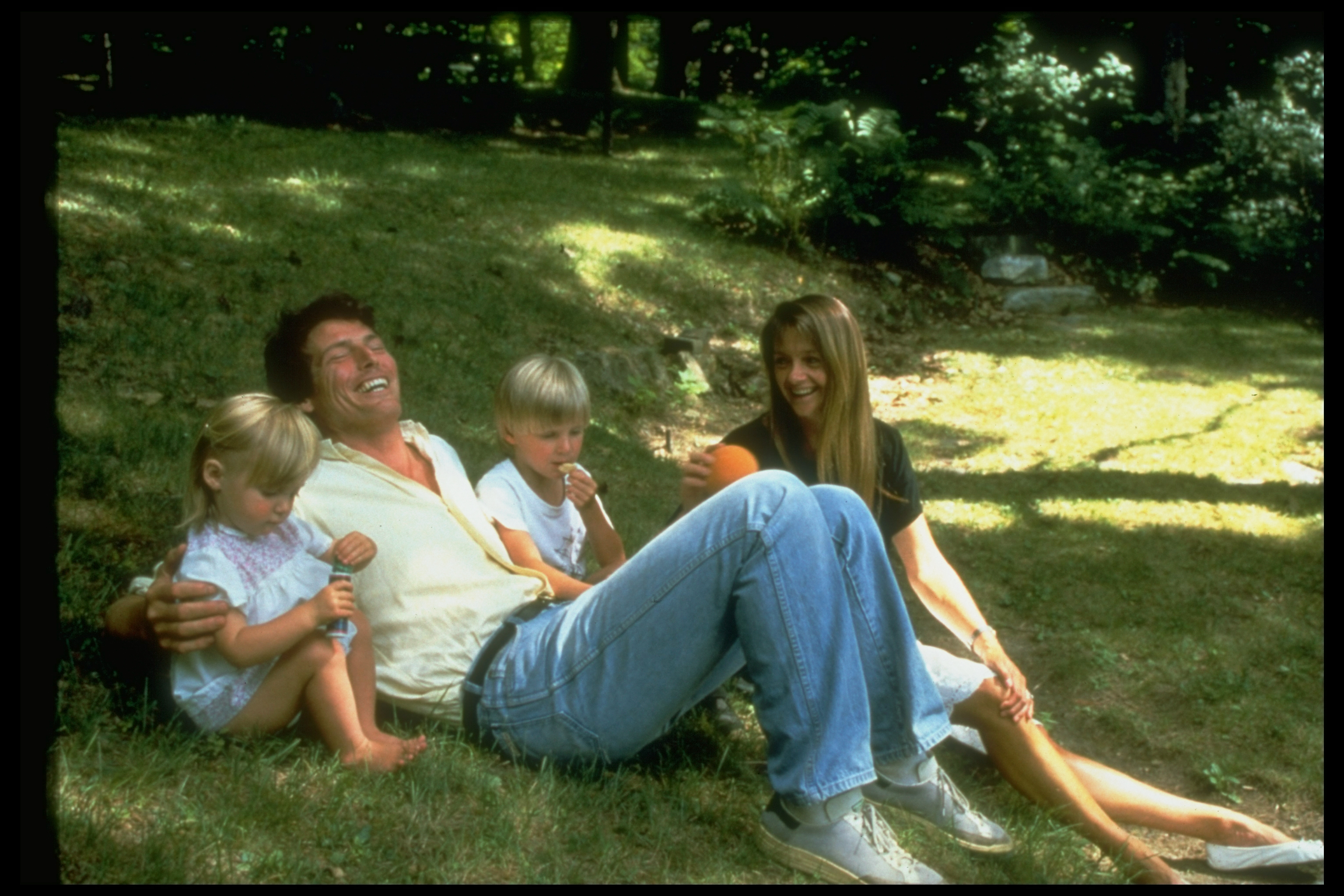 Alexandra Reeve, Christopher Reeve, Matthew Reeve et Gae Exton photographiés en train de passer du temps à l'extérieur le 1er janvier 1985 | Source : Getty Images