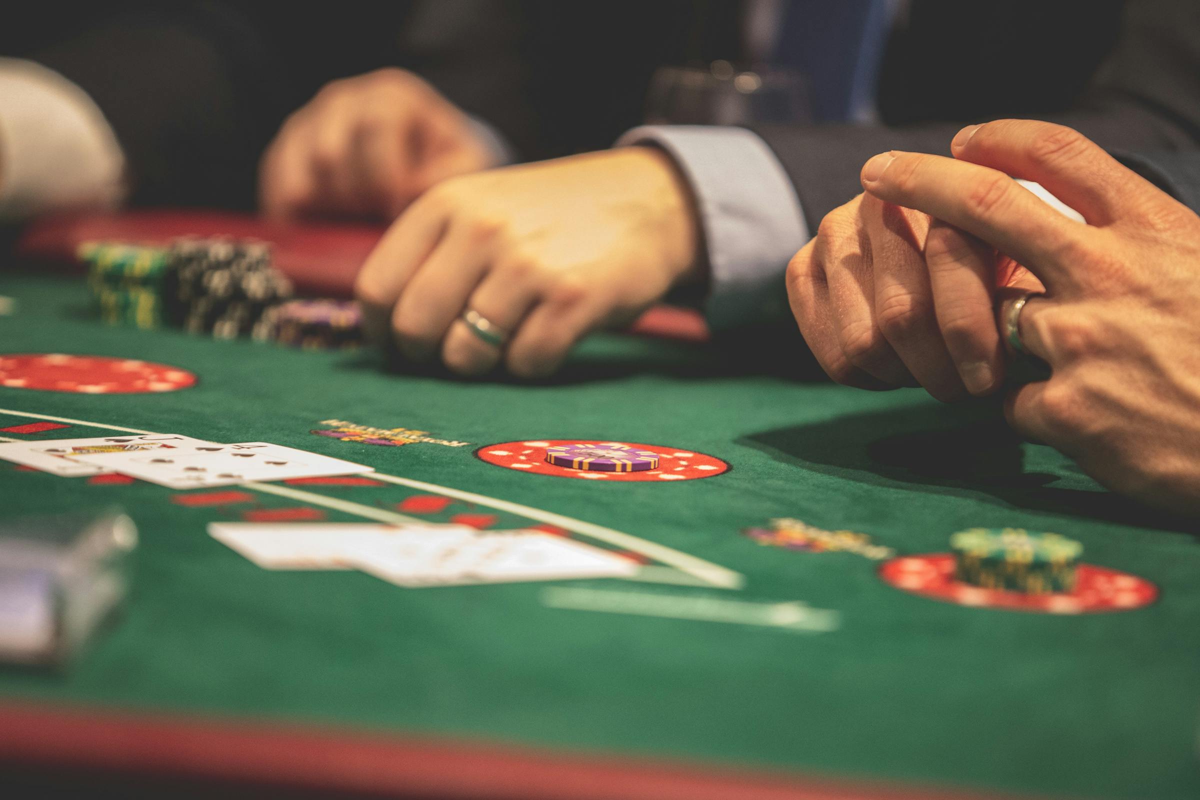 Des personnes à une table de blackjack | Source : Pexels