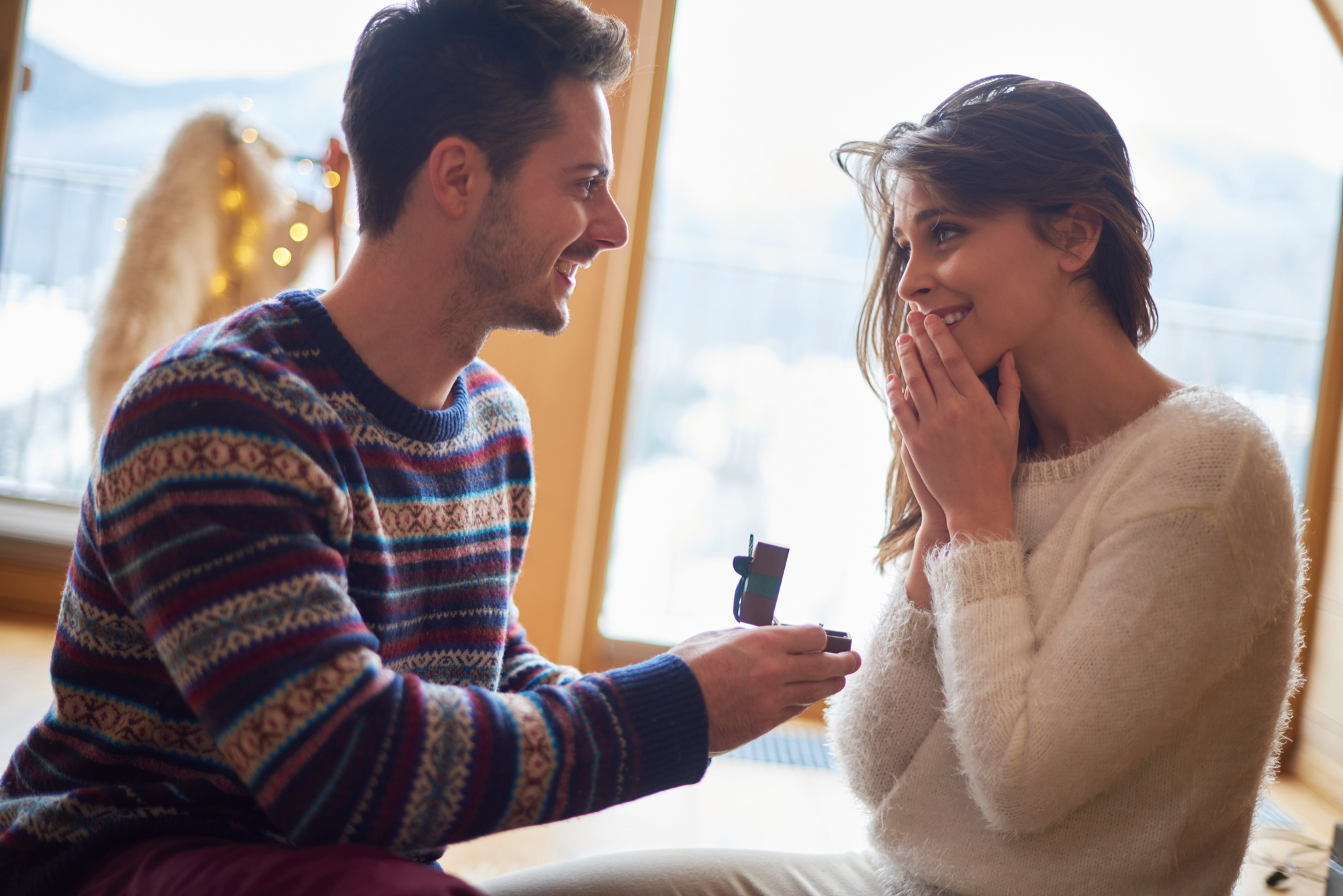 Un homme demande sa femme en mariage | Source : Freepik