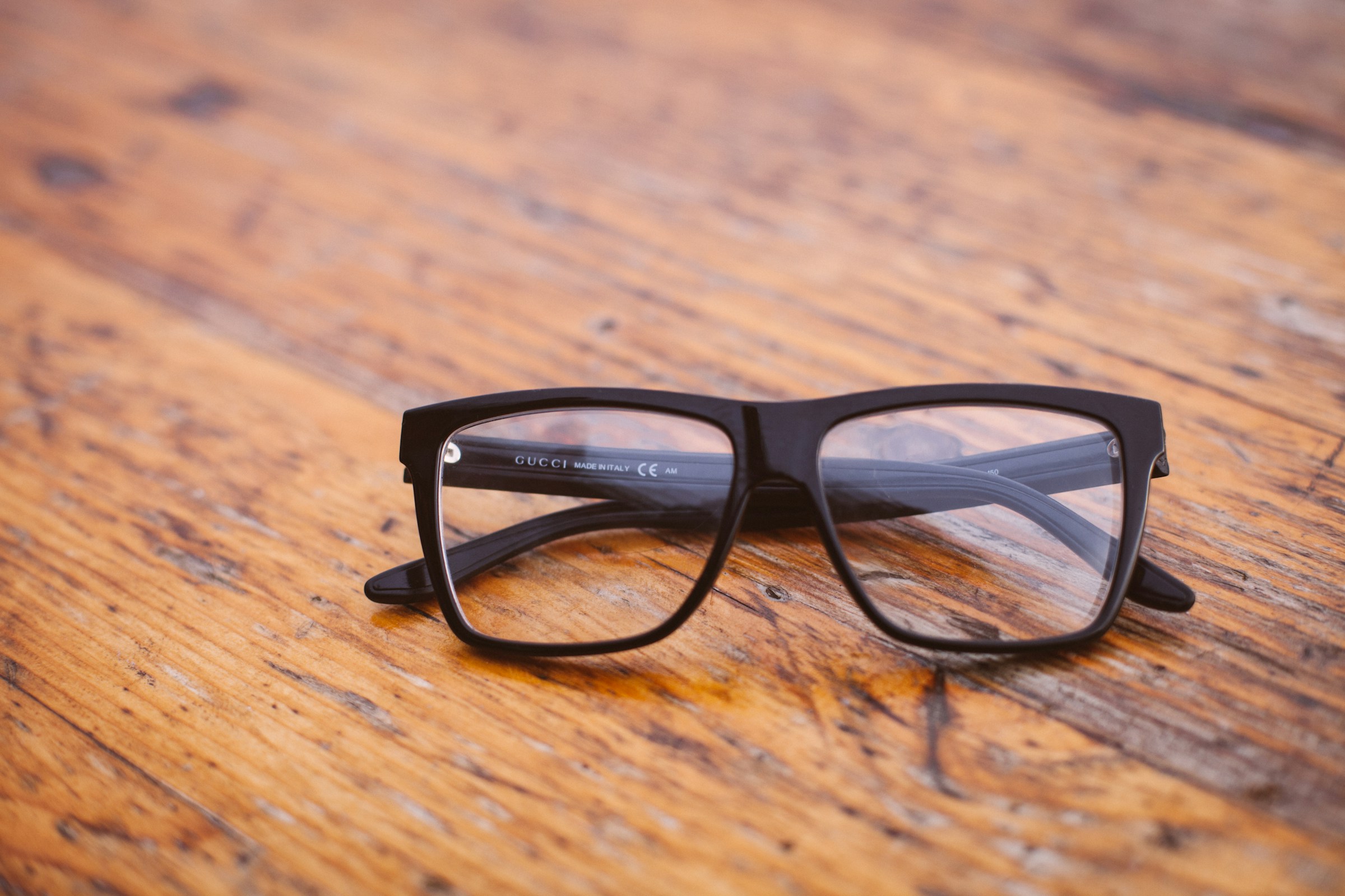 Une paire de lunettes sur une table | Source : Unsplash