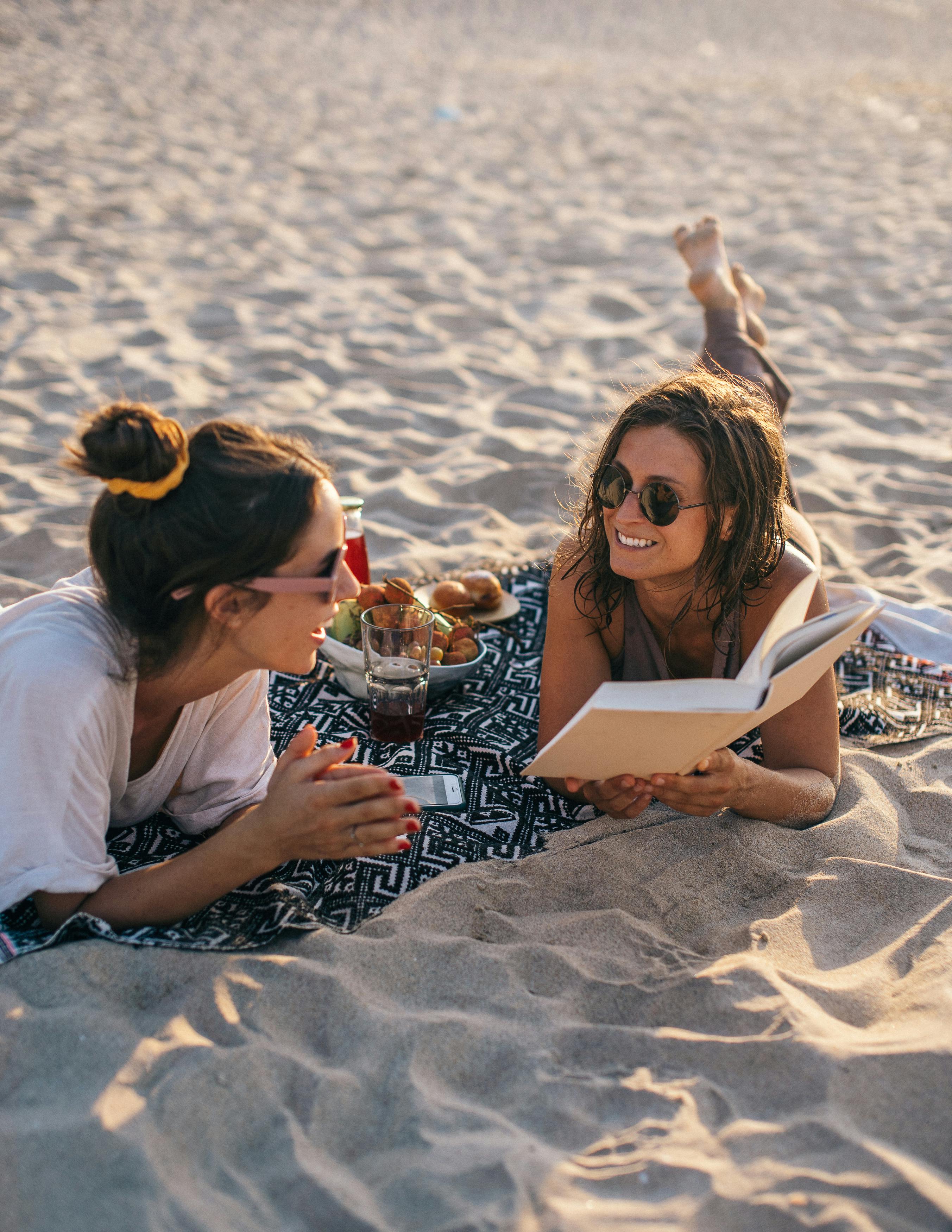 Les meilleures amies discutent sur la plage | Source : Anna Tarazevich sur Pexels