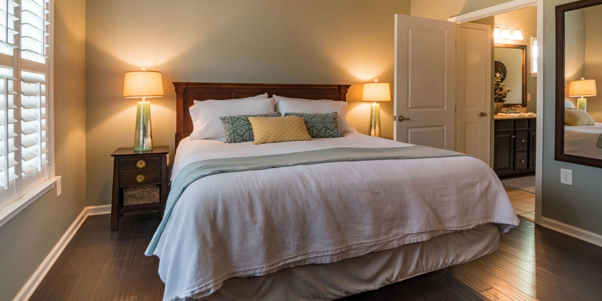 Intérieur d'une chambre à l'ambiance chaleureuse et accueillante | Source : Pexels