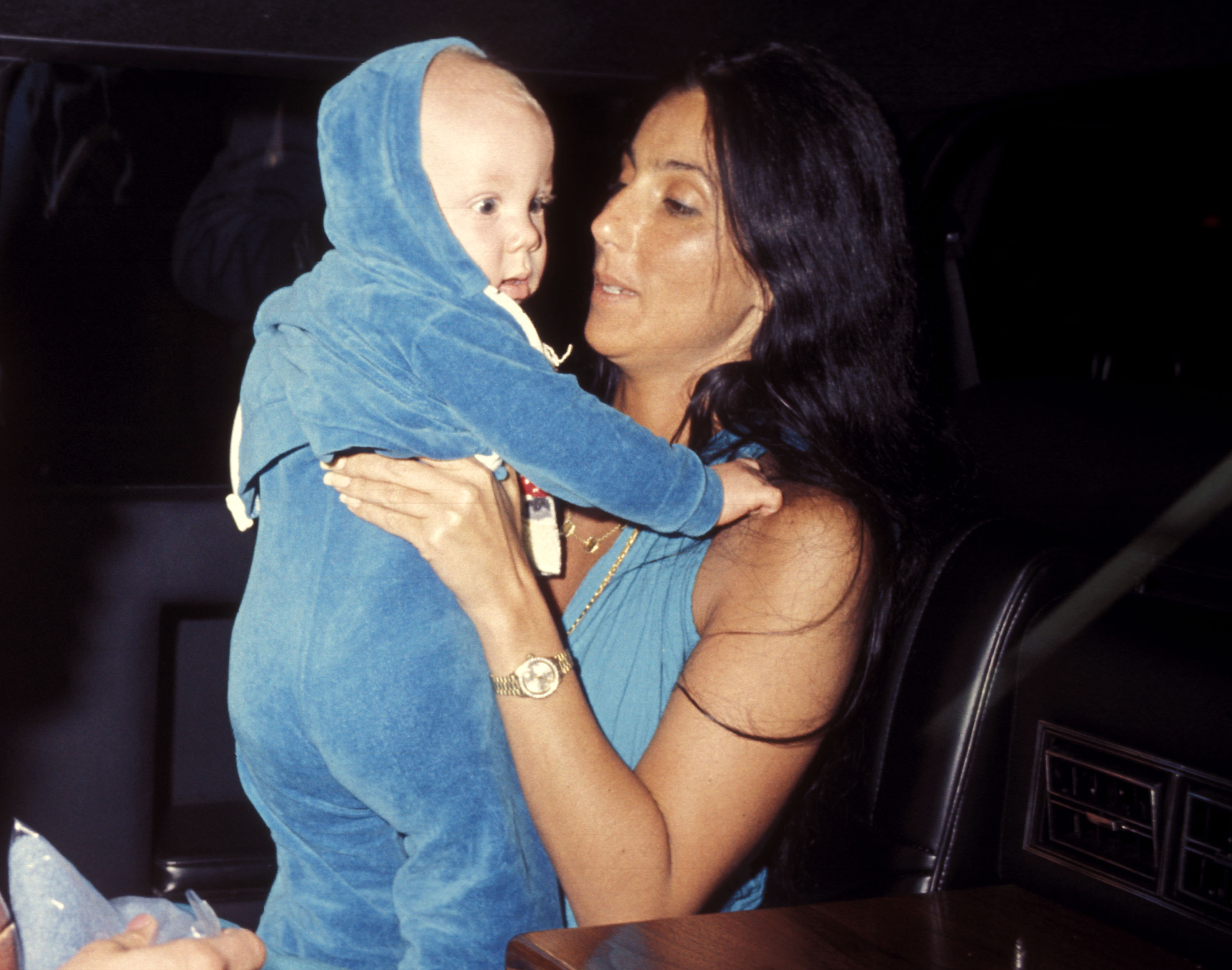 Cher et son fils Elijah Blue Allman le 20 mars 1977 à Los Angeles, Californie | Source : Getty Images