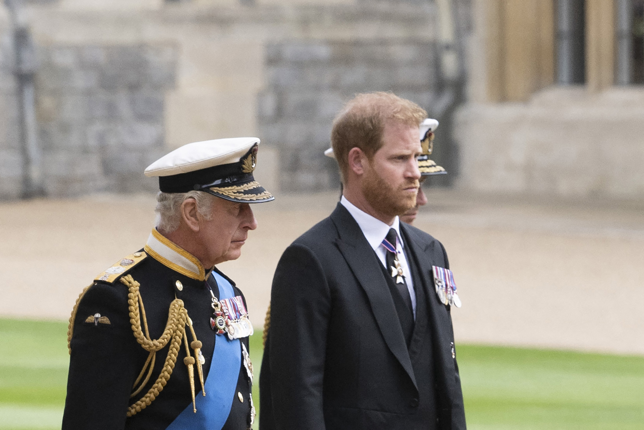 Le roi Charles III avec son fils le prince Harry arrivent à la chapelle St George du château de Windsor le 19 septembre 2022, avant le service d'inhumation de la reine Élisabeth II | Source : Getty Images