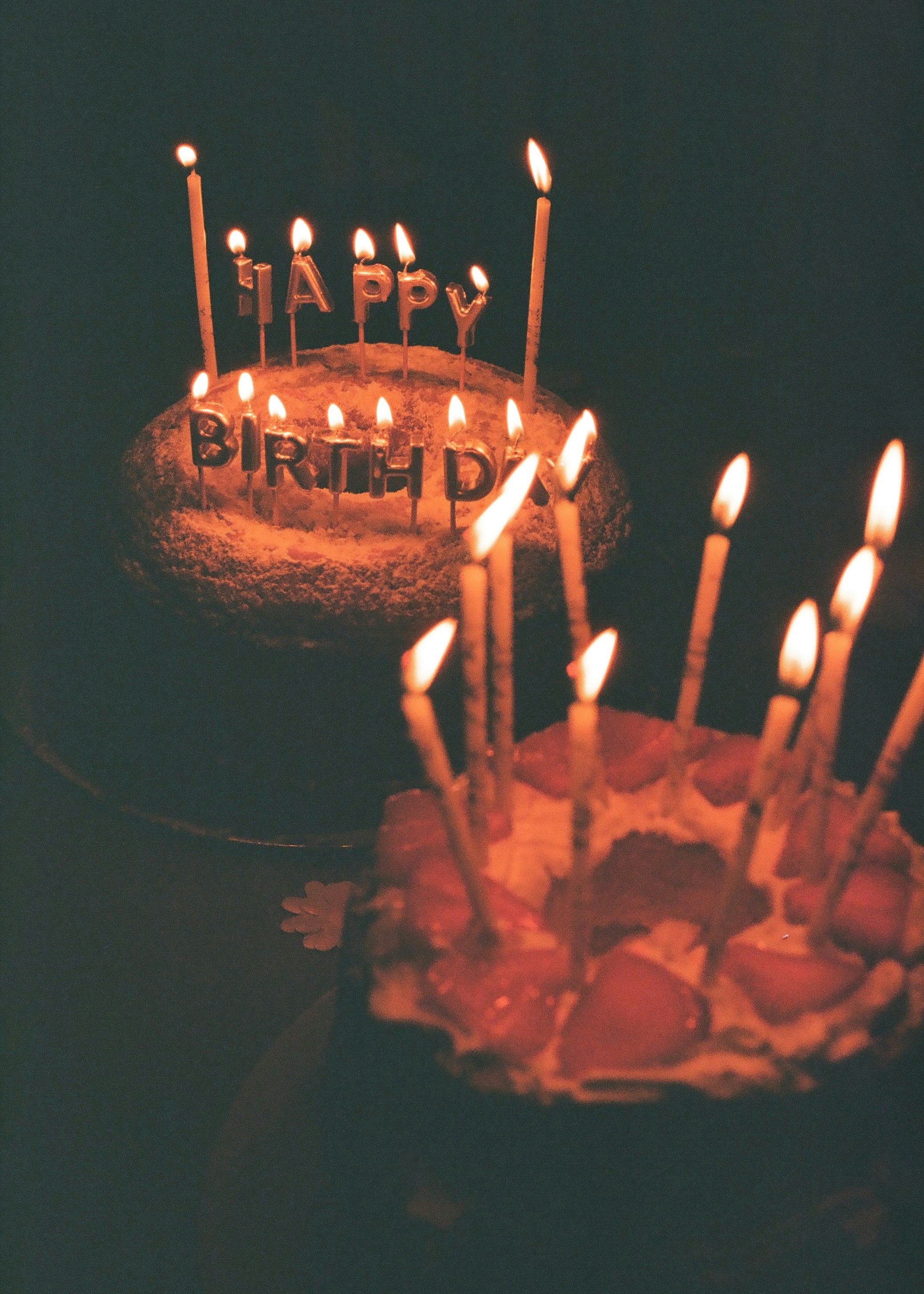 Deux gâteaux d'anniversaire avec des bougies | Source : Unsplash